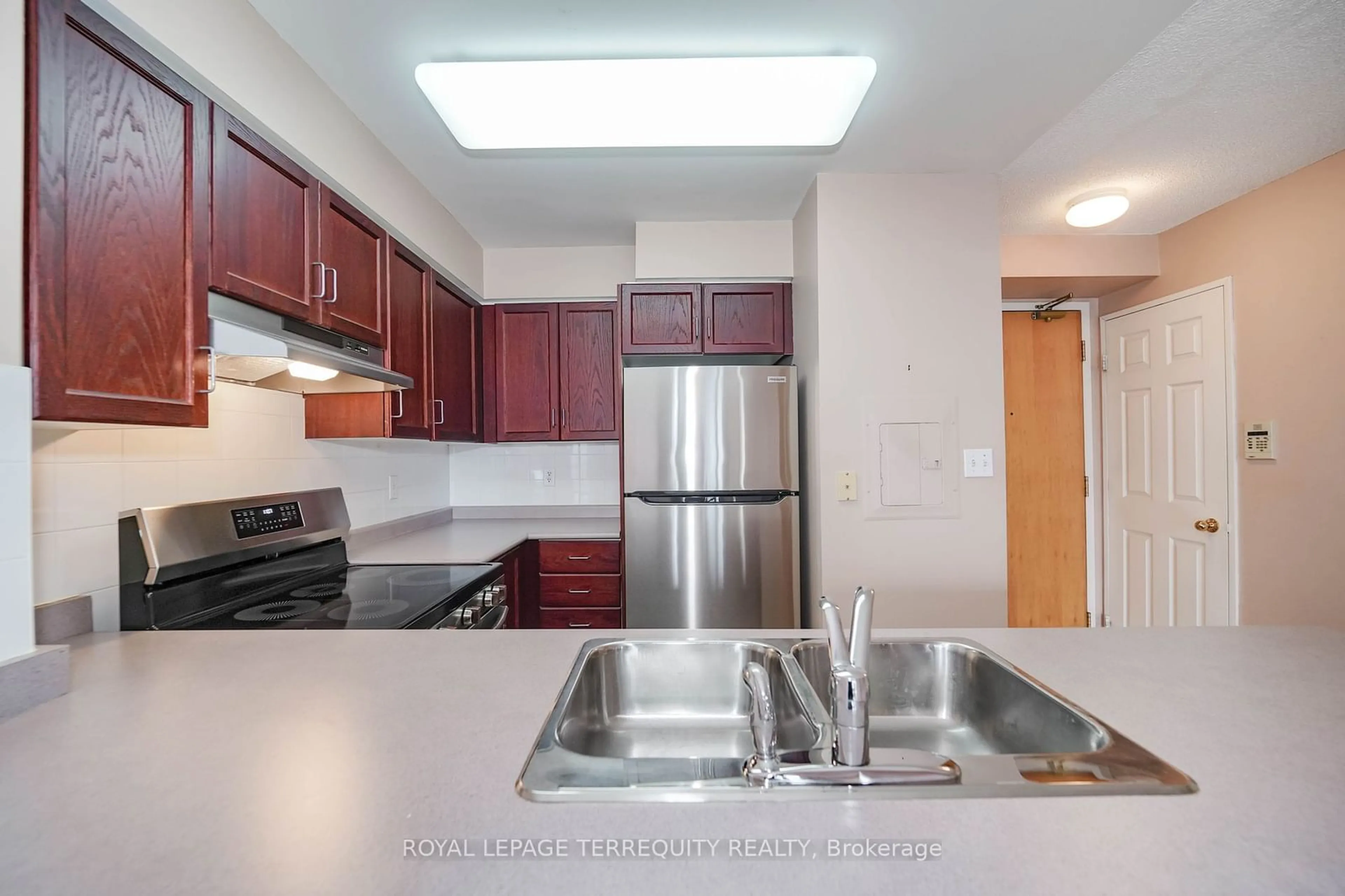 Standard kitchen for 43 Eglinton Ave #1708, Toronto Ontario M4P 1A2