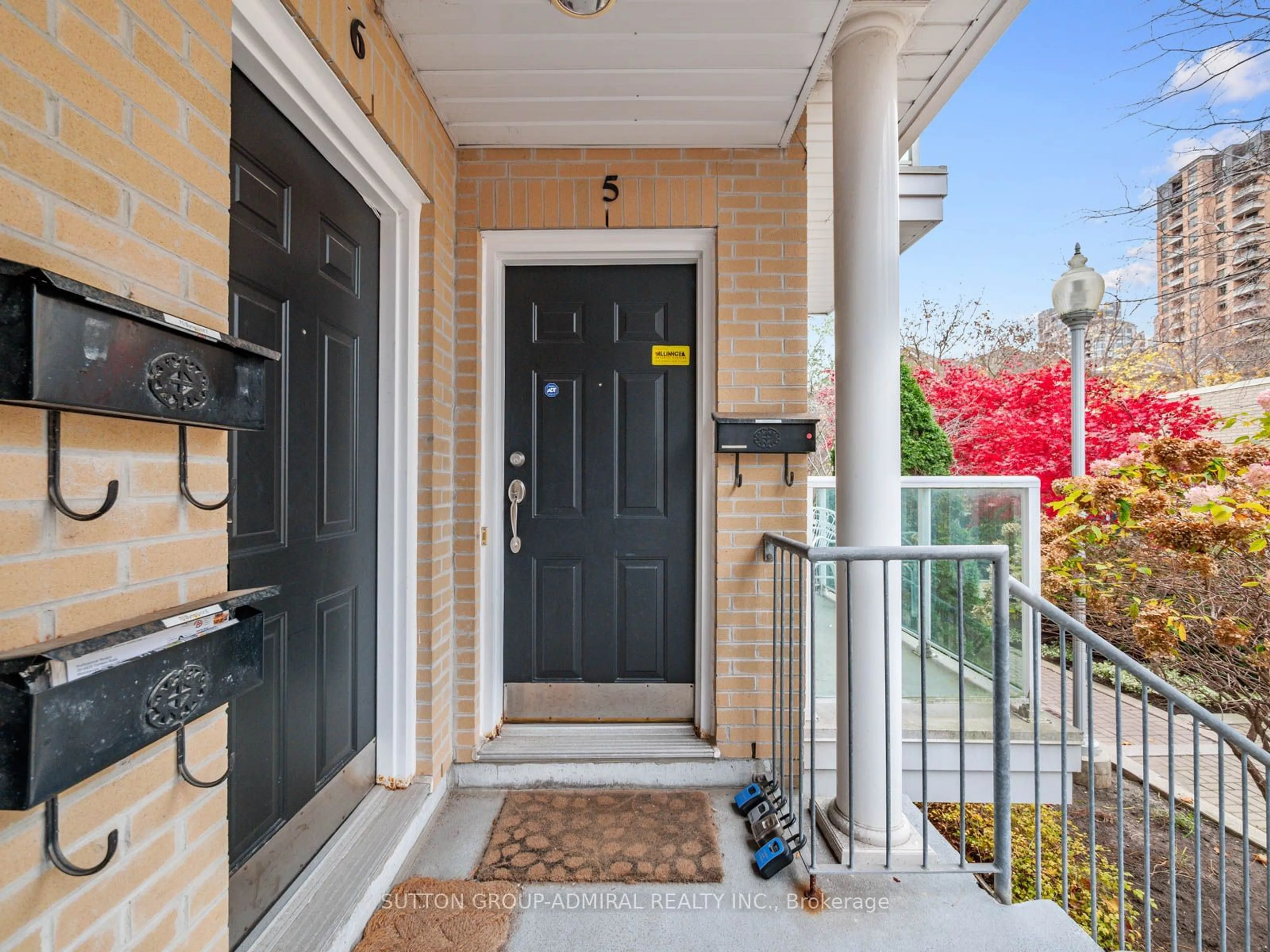 Indoor entryway, wood floors for 70 Byng Ave #5, Toronto Ontario M2N 7L9