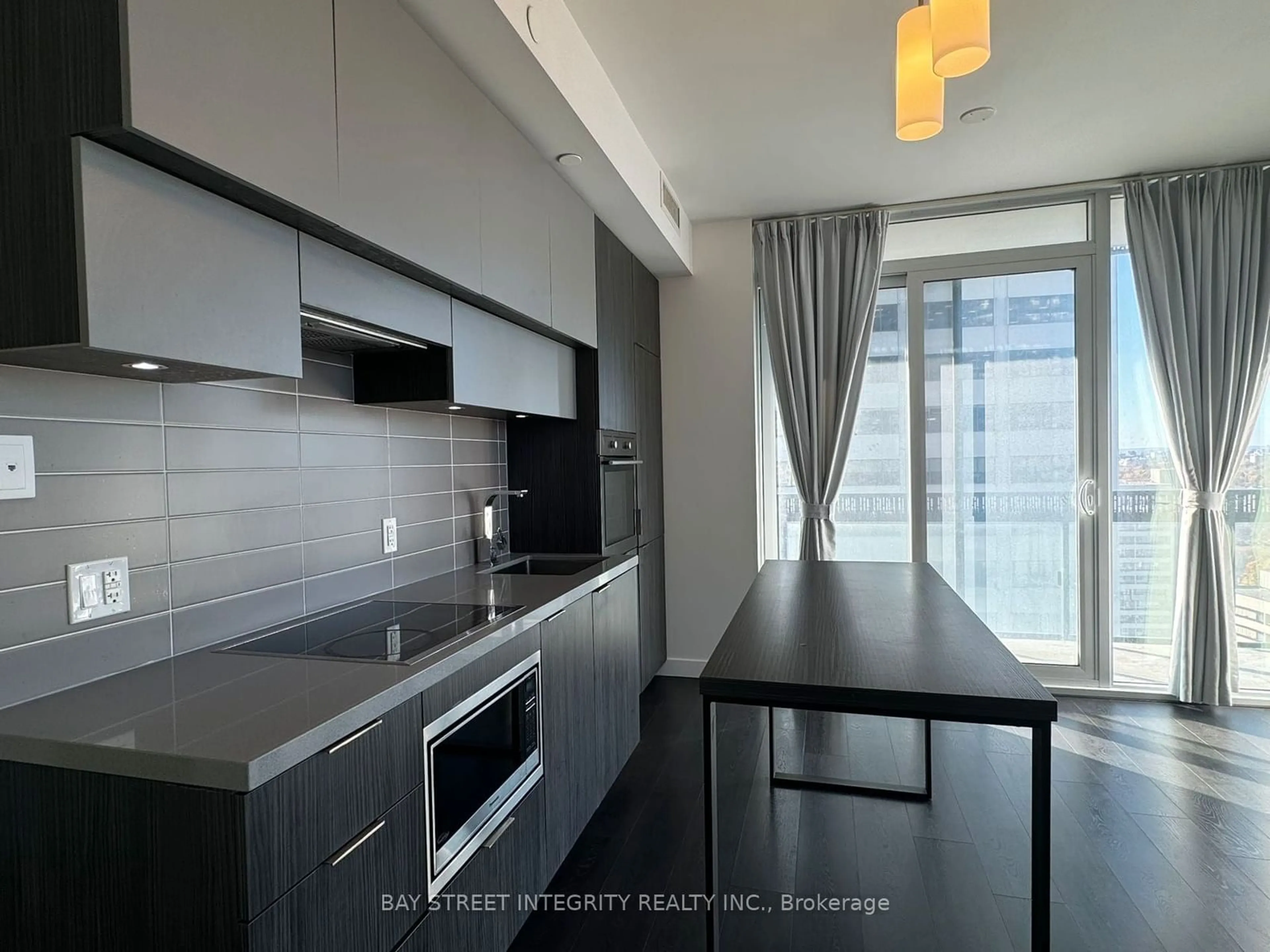 Standard kitchen for 8 Eglinton Ave #2105, Toronto Ontario M4P 0C1