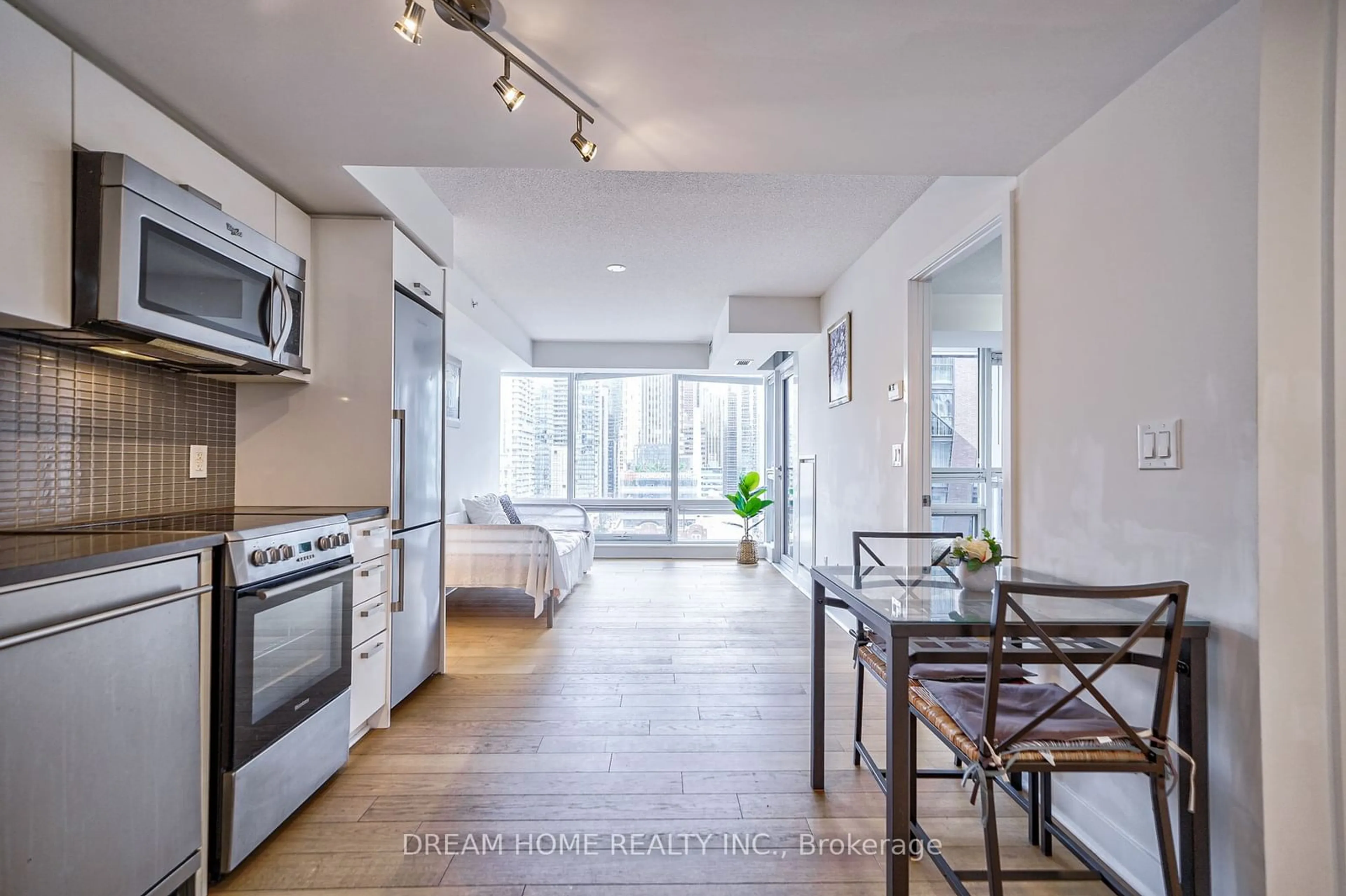 Open concept kitchen for 295 Adelaide St #1505, Toronto Ontario M5V 1P7