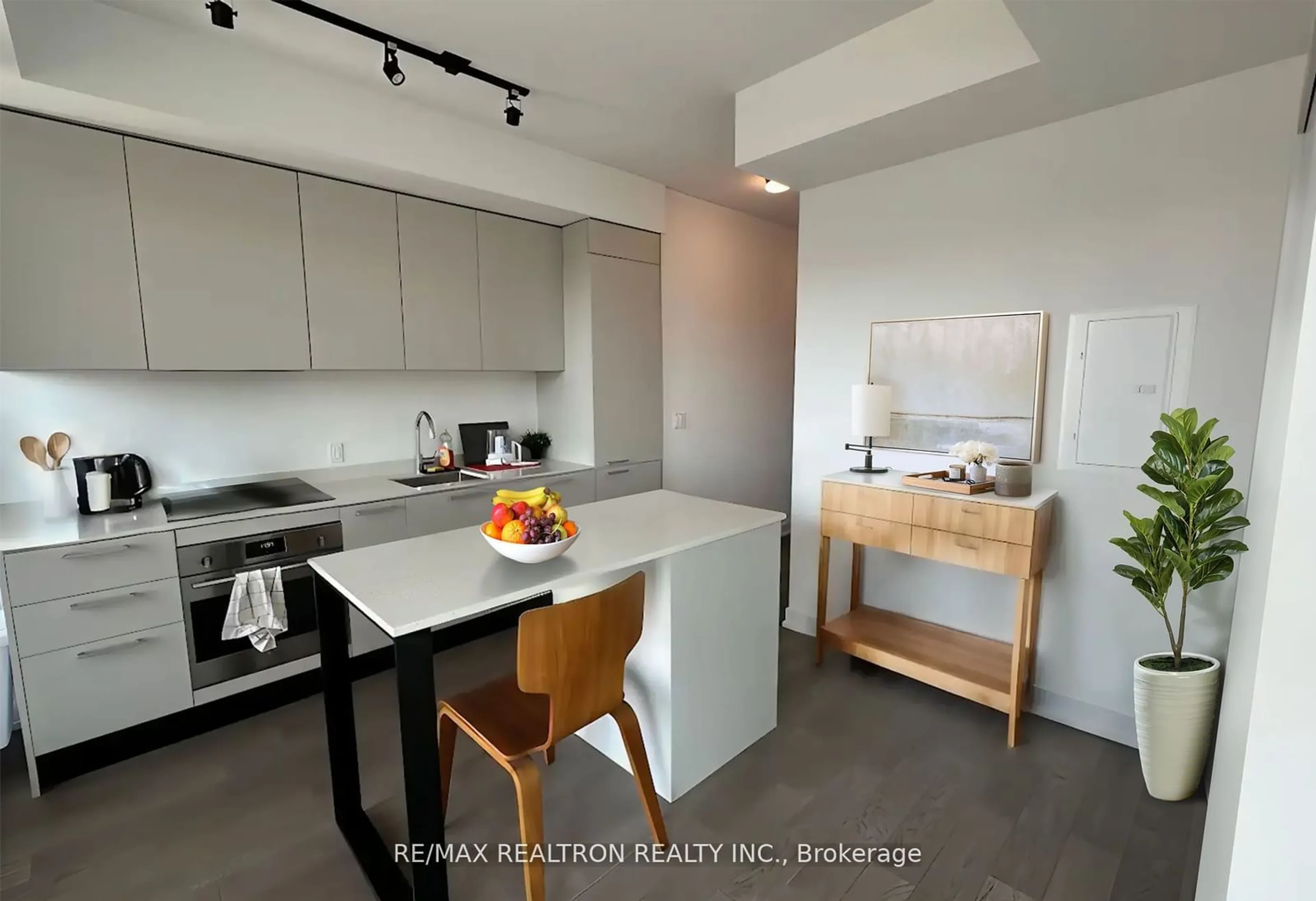 Open concept kitchen for 200 Sudbury St #504, Toronto Ontario M6H 0H1