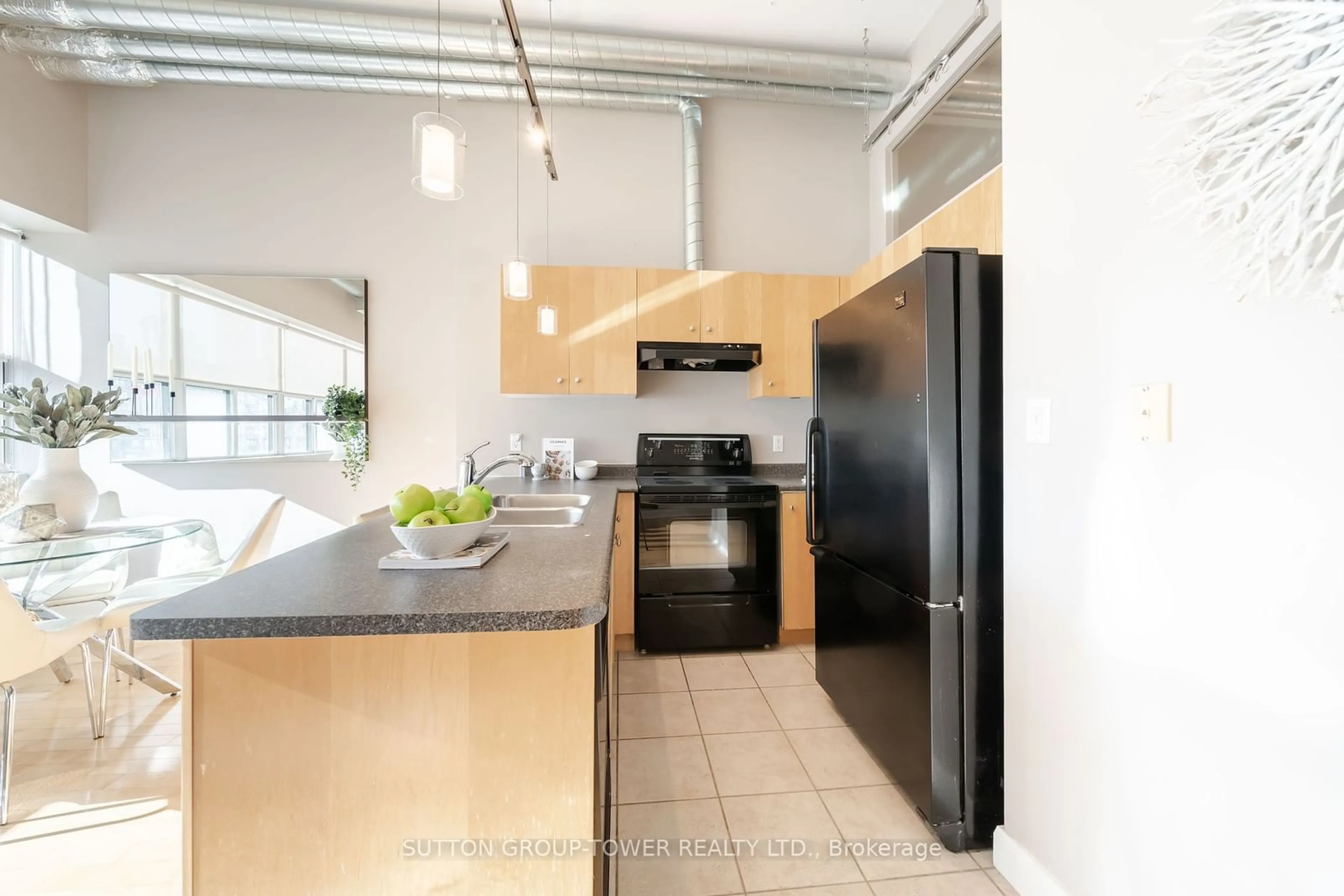 Standard kitchen for 700 King St #418, Toronto Ontario M5V 2Y6