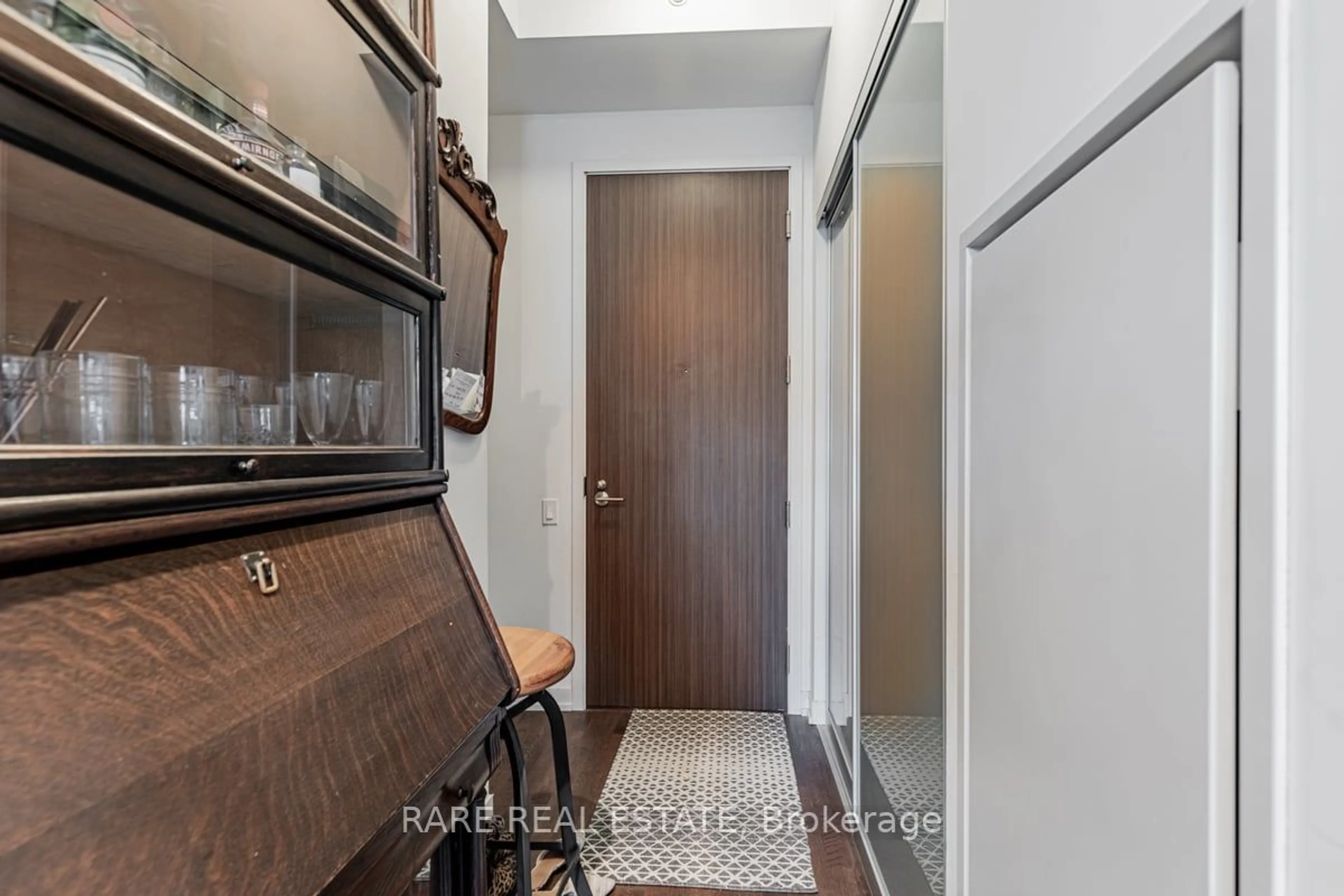 Indoor entryway, wood floors for 560 King St #1004, Toronto Ontario M5V 1M3