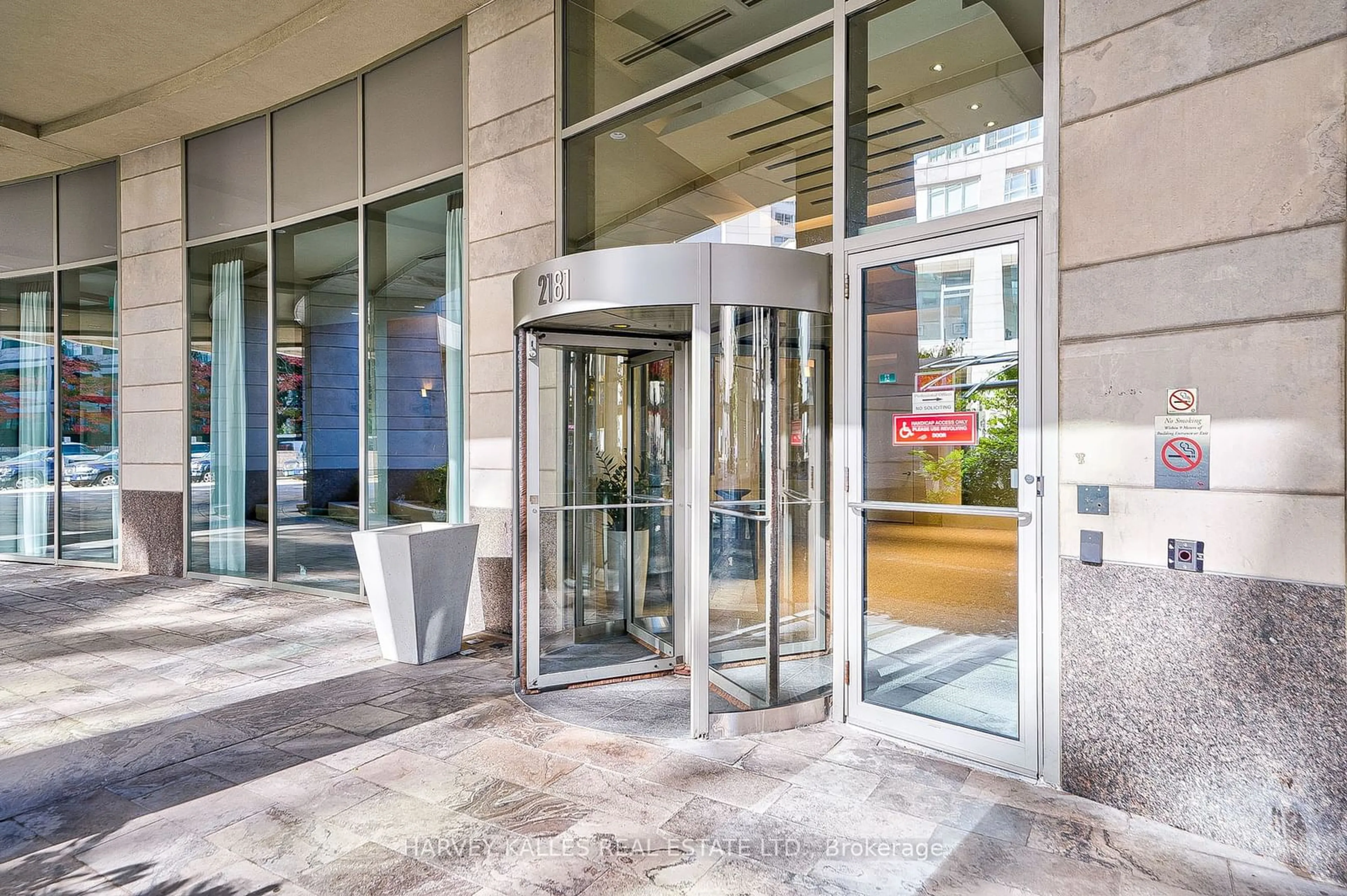 Indoor foyer for 2181 Yonge St #1612, Toronto Ontario M5S 3H7