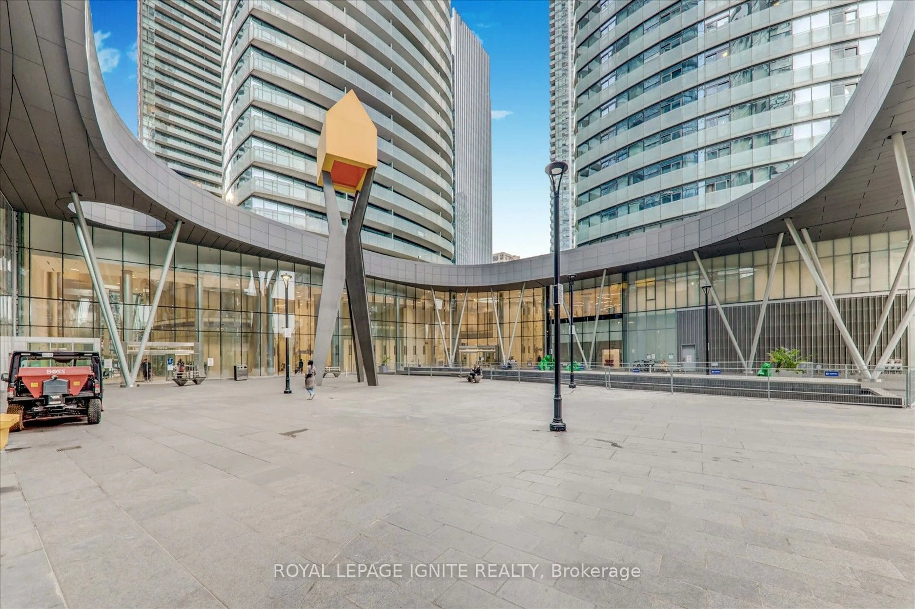 Patio, the street view for 14 York St #4406, Toronto Ontario M5J 0B1