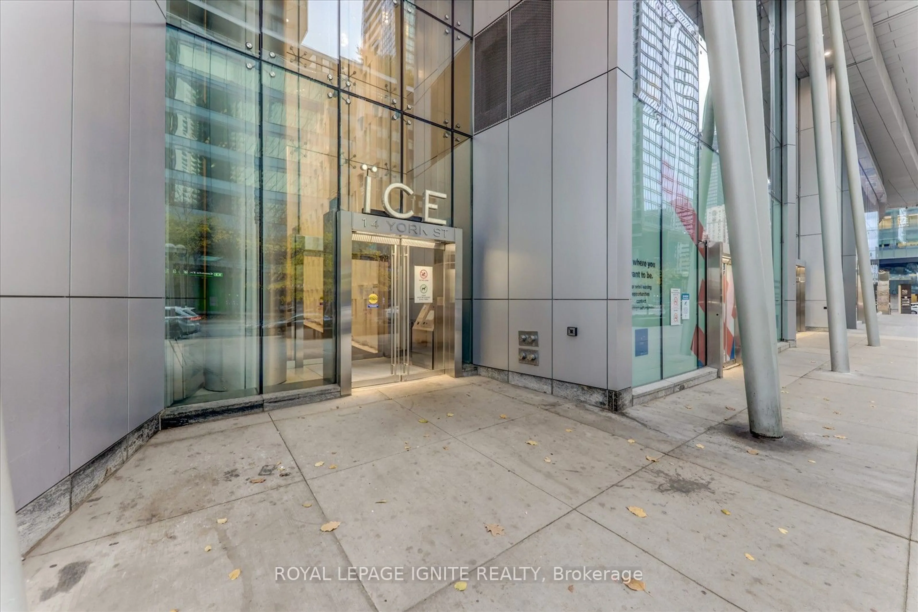 Indoor foyer for 14 York St #4406, Toronto Ontario M5J 0B1