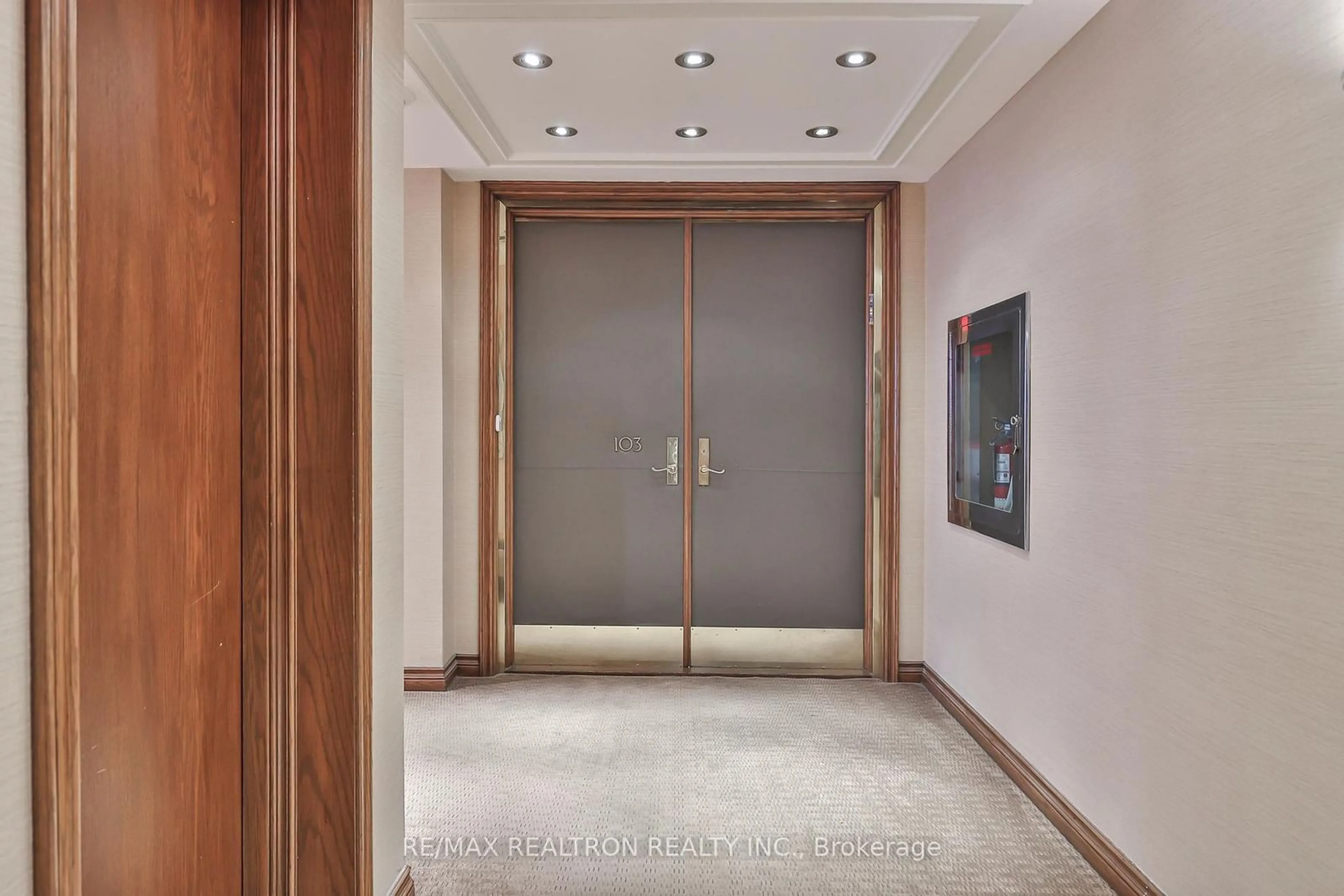 Indoor foyer, wood floors for 342 Spadina Rd #103, Toronto Ontario M5P 2V4