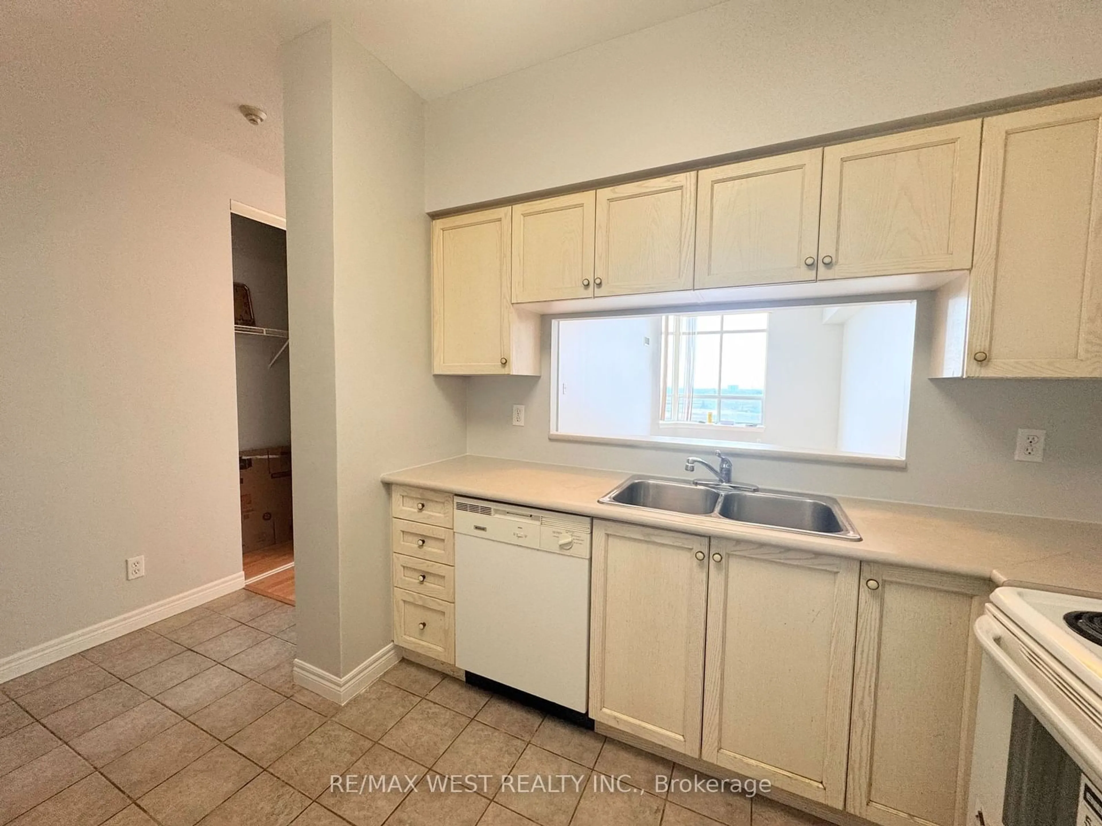 Standard kitchen, not visible floor, cottage for 1700 Eglinton Ave #PH7, Toronto Ontario M4A 2Z4