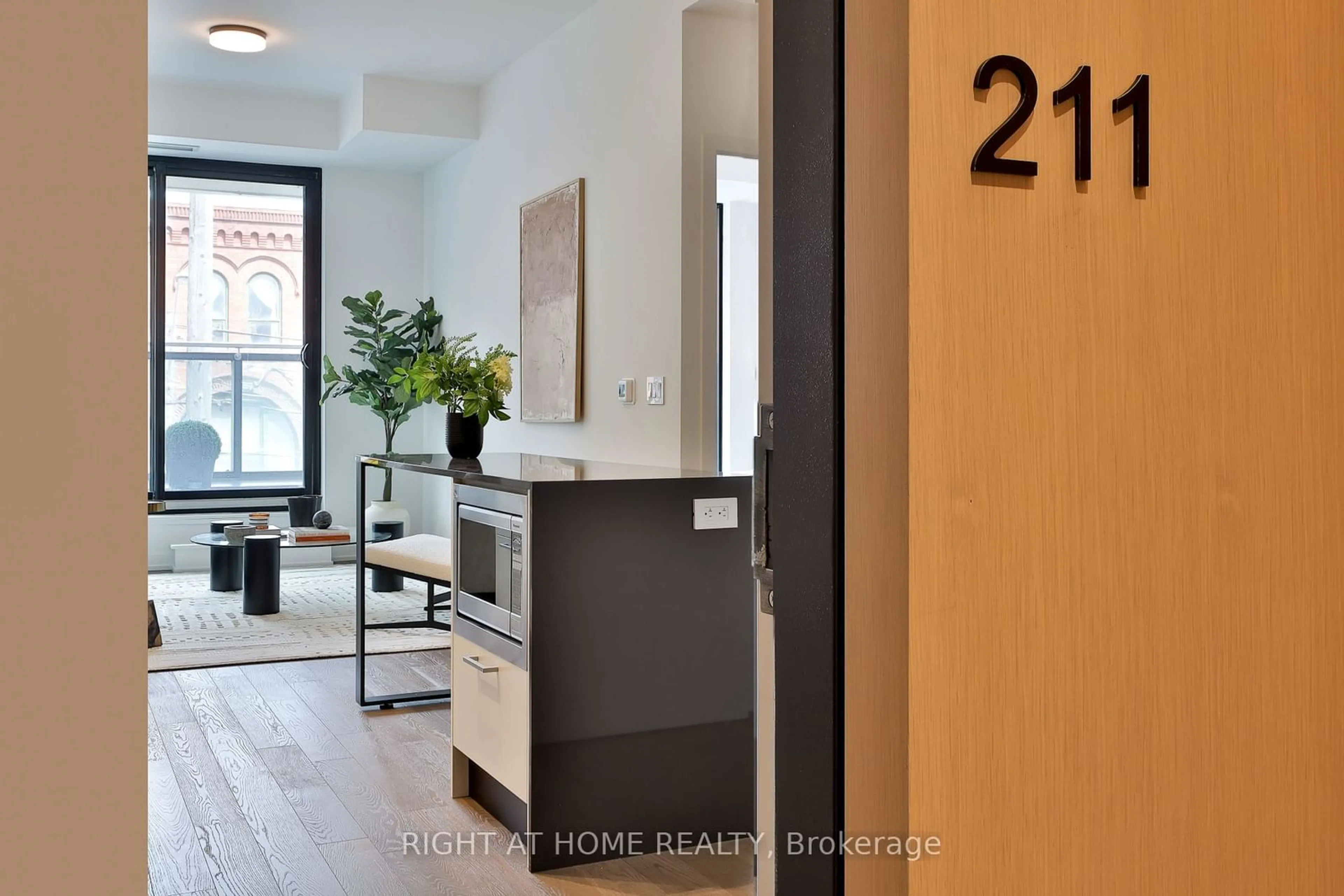 Indoor entryway, wood floors for 200 Sudbury St #211, Toronto Ontario M6J 0H1