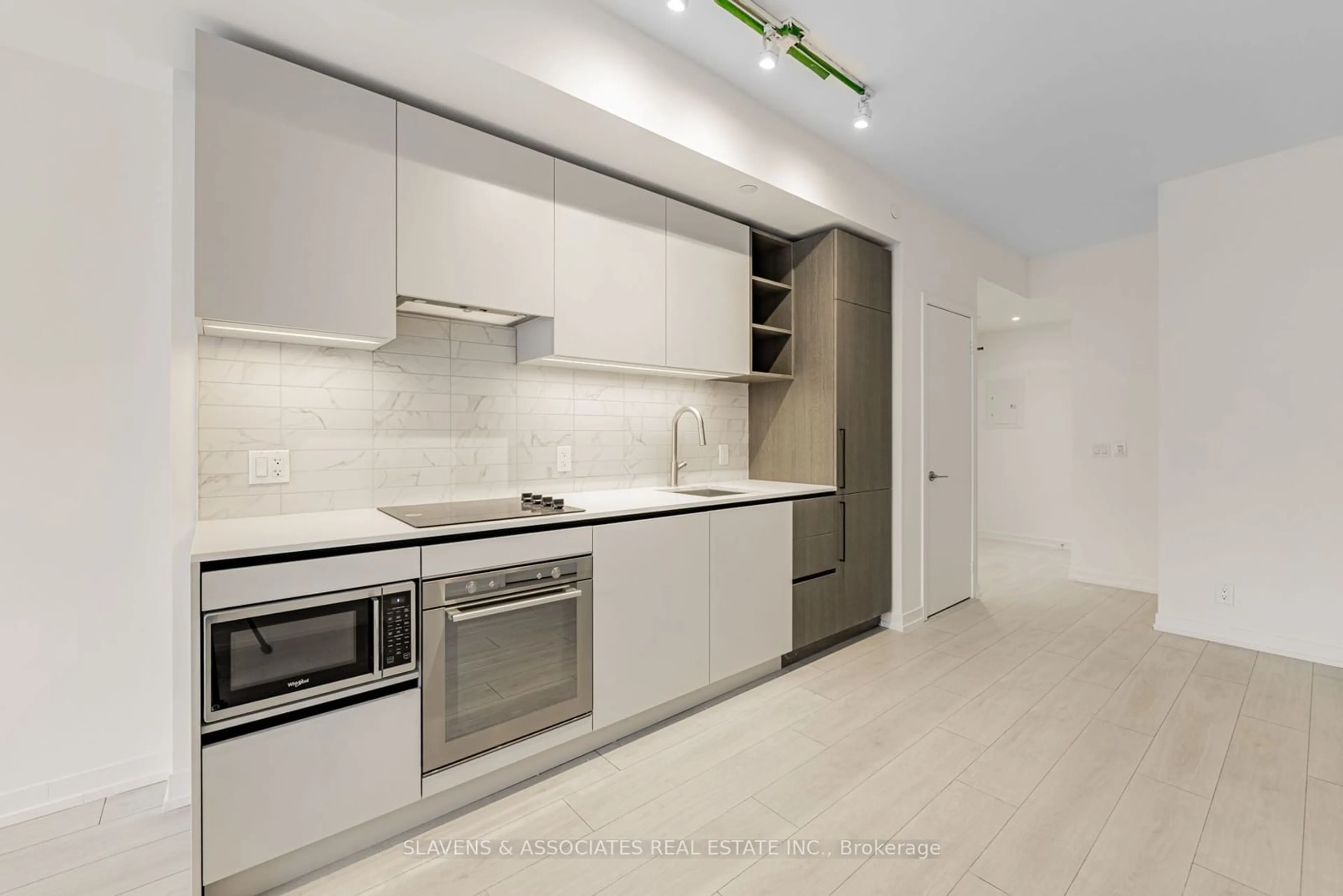 Standard kitchen, ceramic floors for 55 Mercer St #1711, Toronto Ontario M5V 3W2