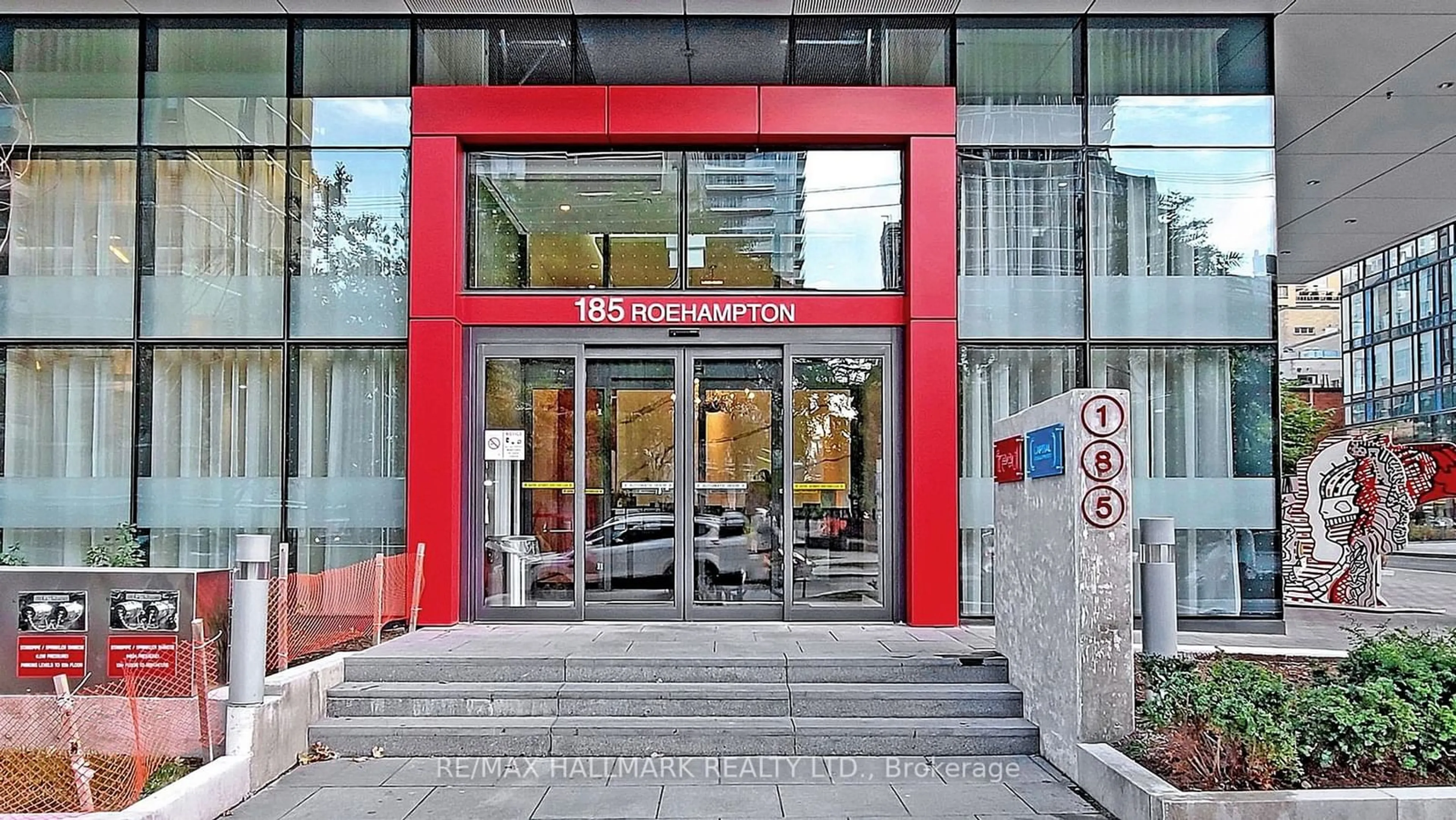 Indoor foyer for 185 Roehampton Ave #2705, Toronto Ontario M4P 0C6