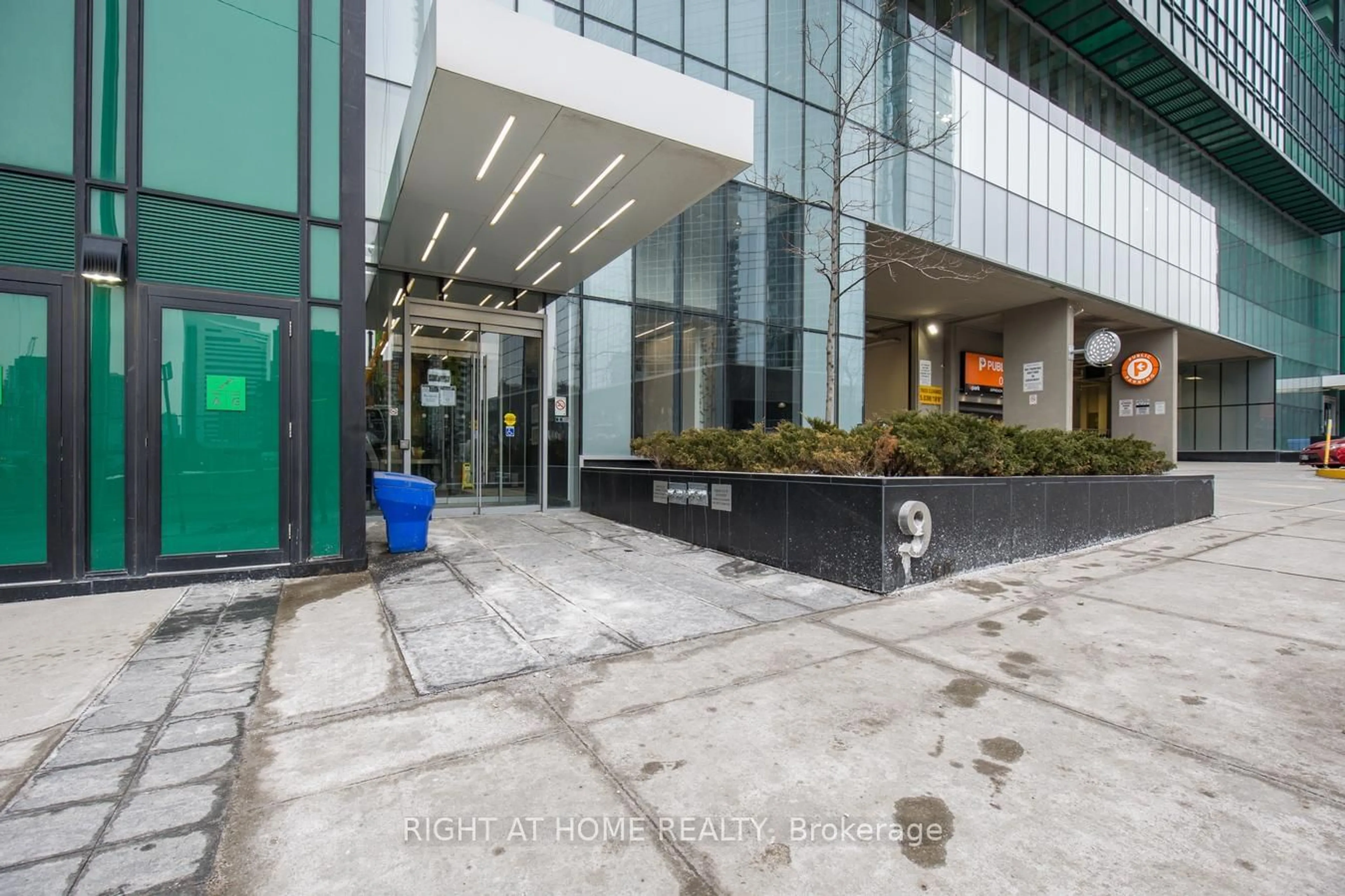 Indoor foyer, cement floor for 9 Bogert Ave #3001, Toronto Ontario M2N 0H3