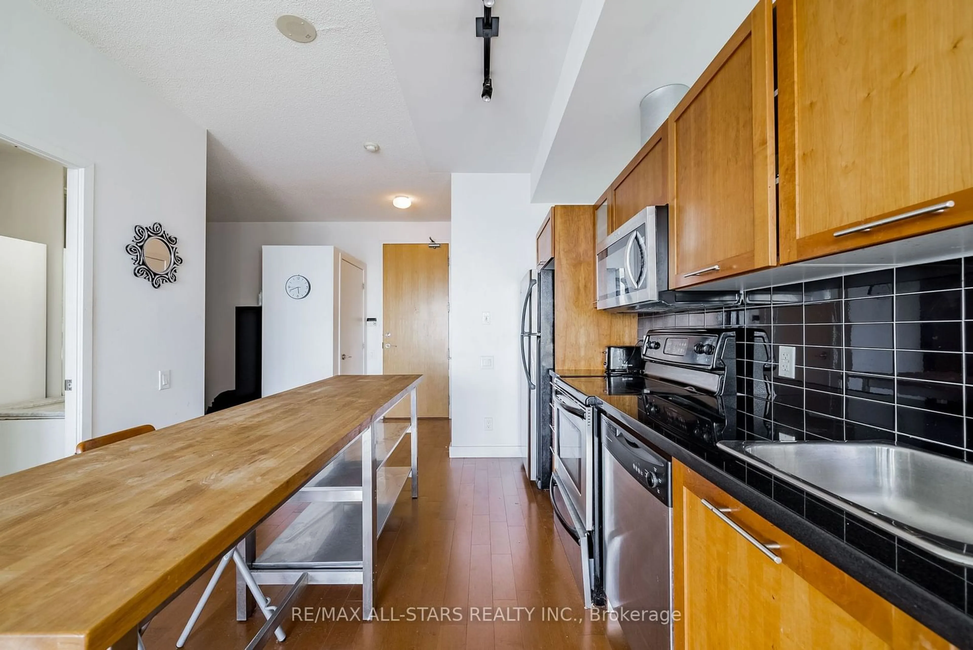 Standard kitchen, wood floors for 33 Mill St #2105, Toronto Ontario M5A 3R3