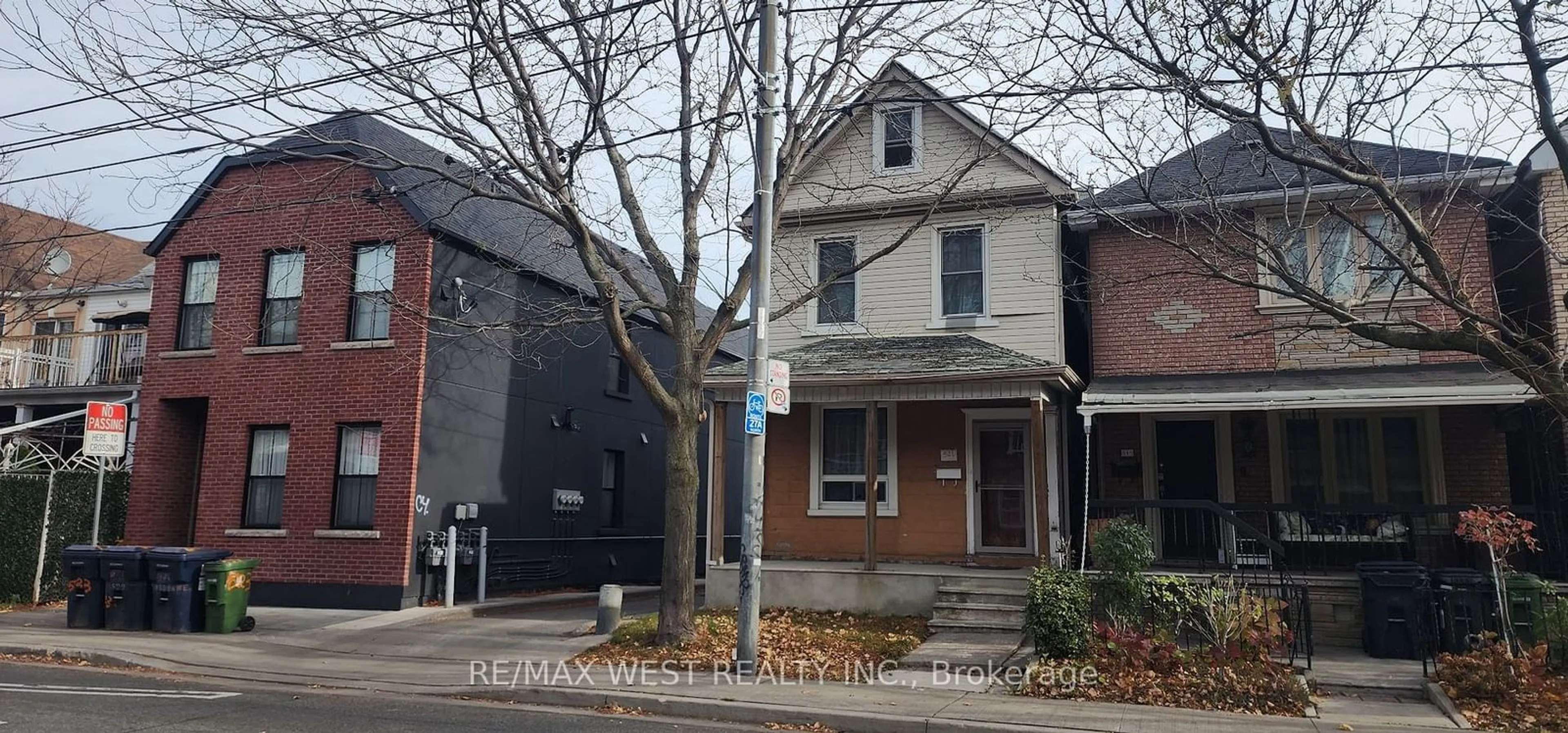 Frontside or backside of a home, the street view for 521 Lansdowne Ave, Toronto Ontario M6H 3Y2