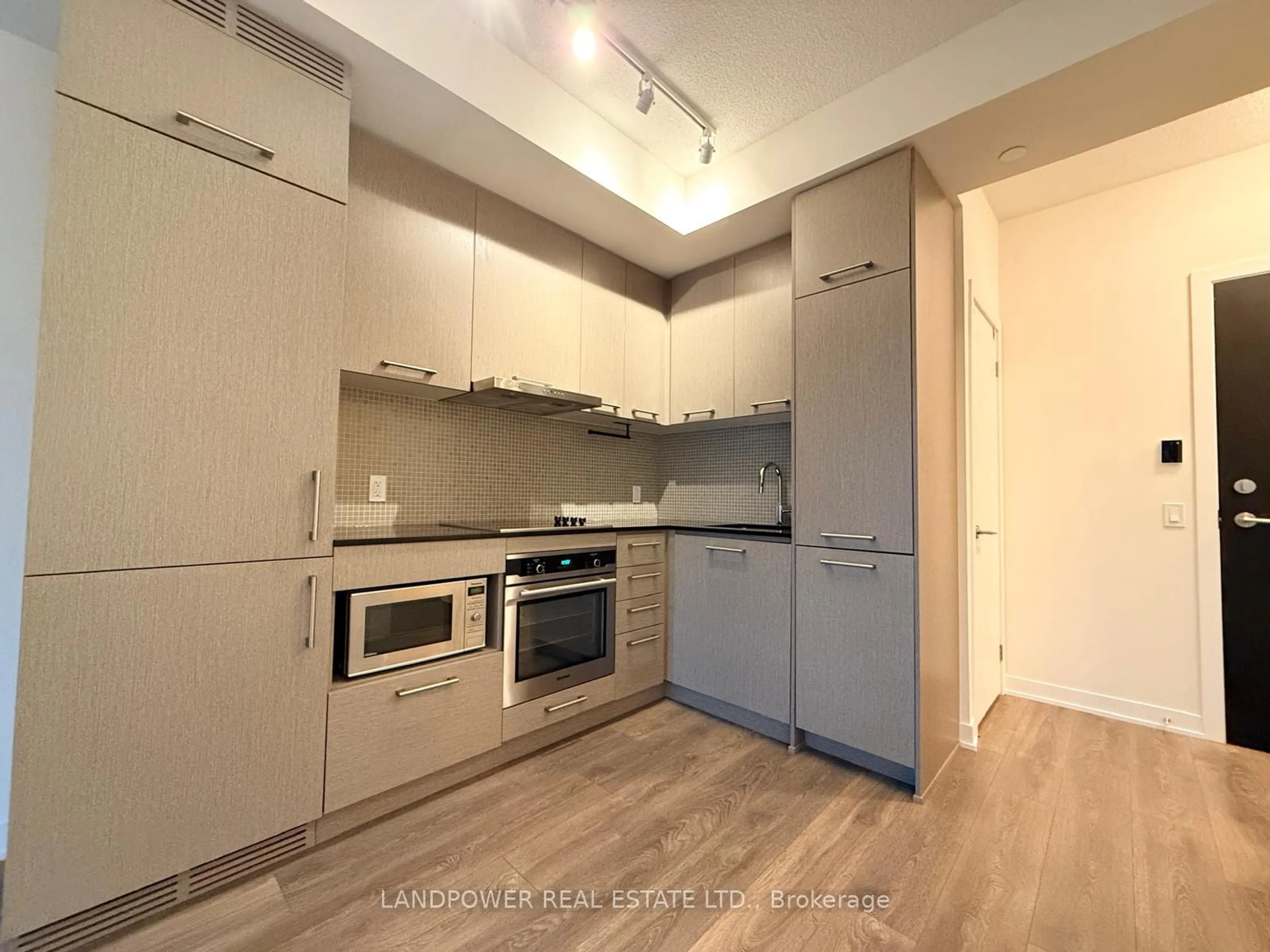 Standard kitchen for 87 Peter St #4401, Toronto Ontario M5V 0P1