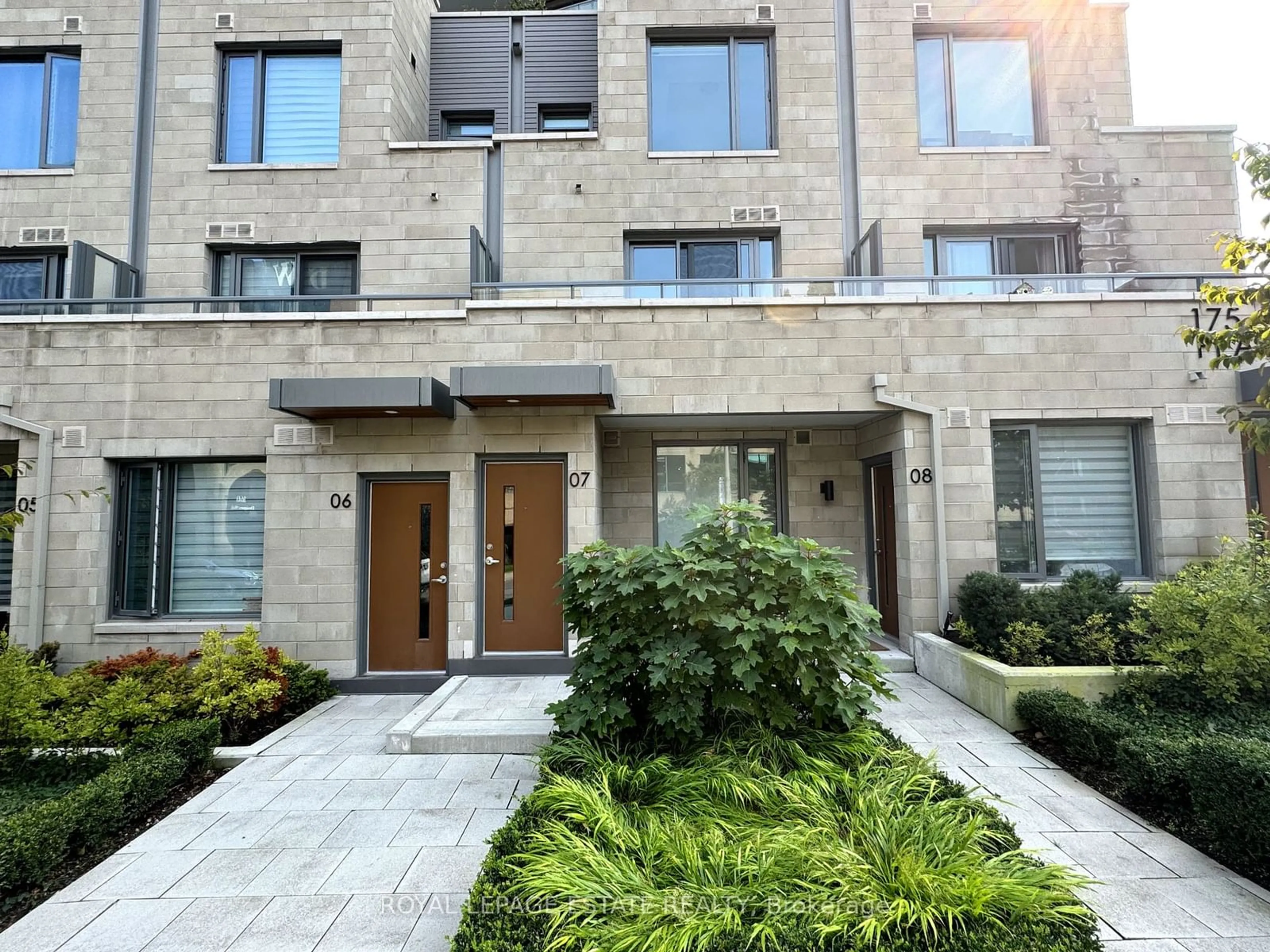 A pic from exterior of the house or condo, the front or back of building for 175 Pears Ave #Th7, Toronto Ontario M5R 0C1