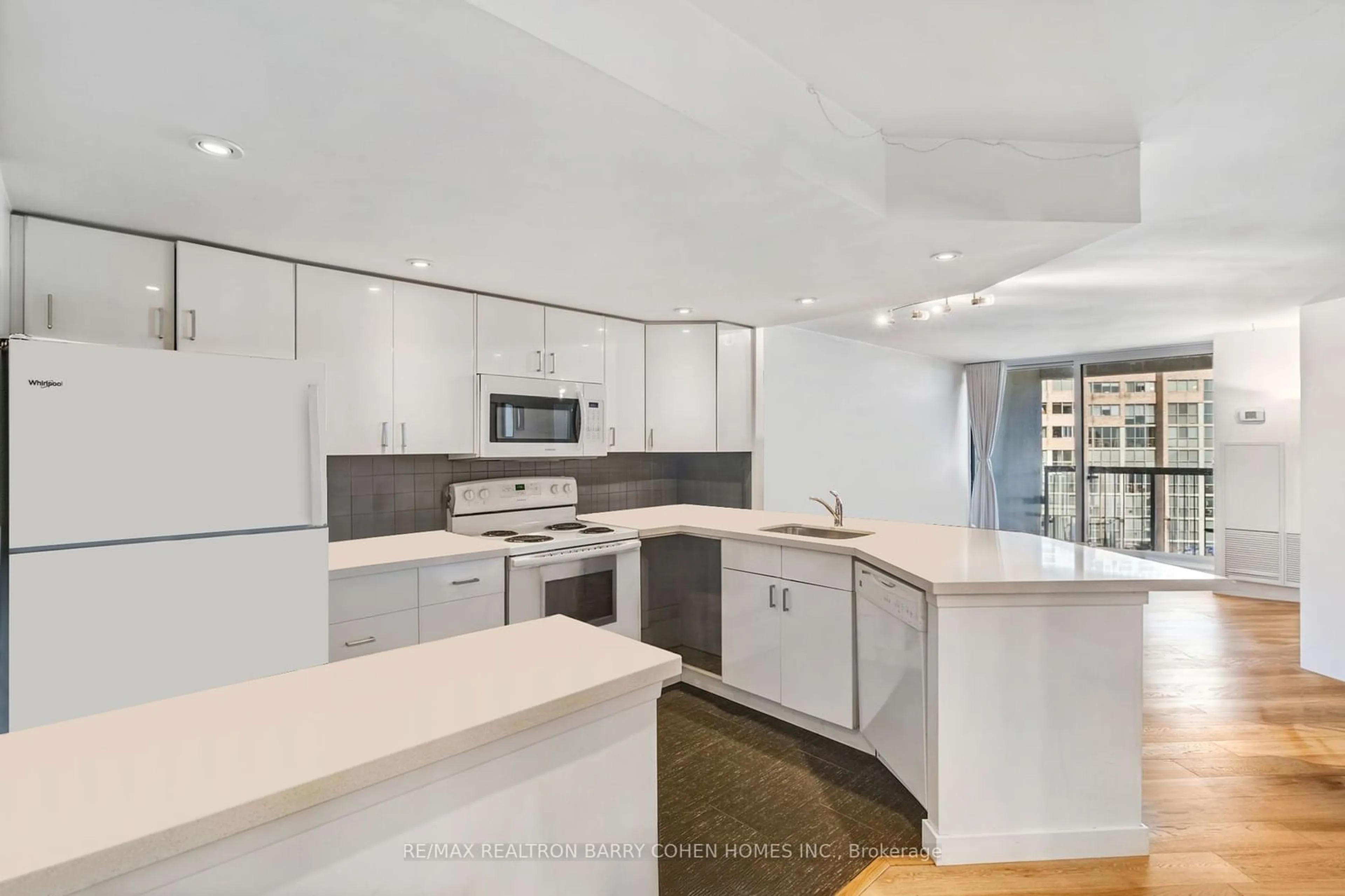 Kitchen, wood floors for 77 Maitland Pl #Ph2, Toronto Ontario M4Y 2V6