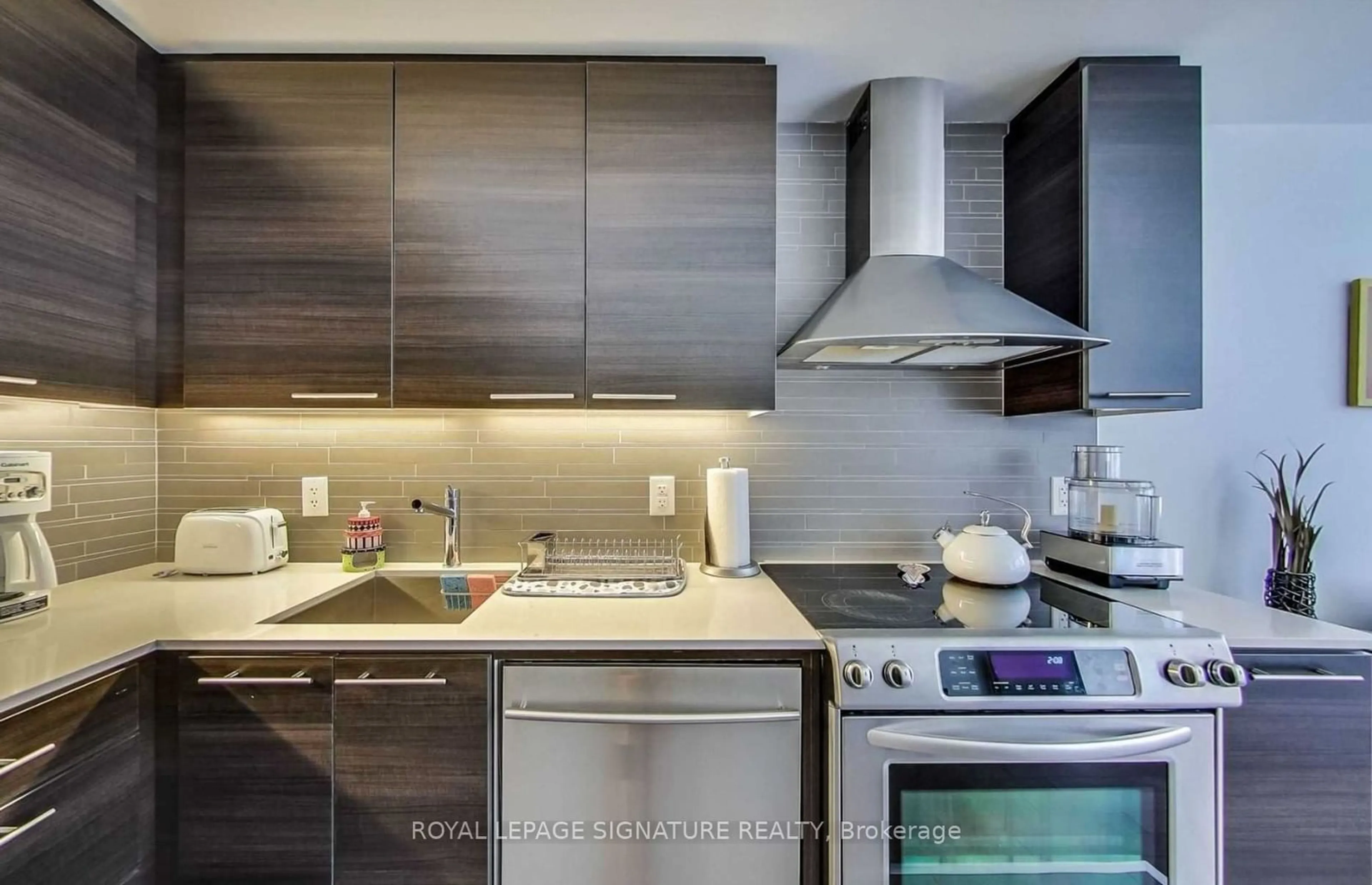 Standard kitchen for 3 Market St #321, Toronto Ontario M5E 0A3