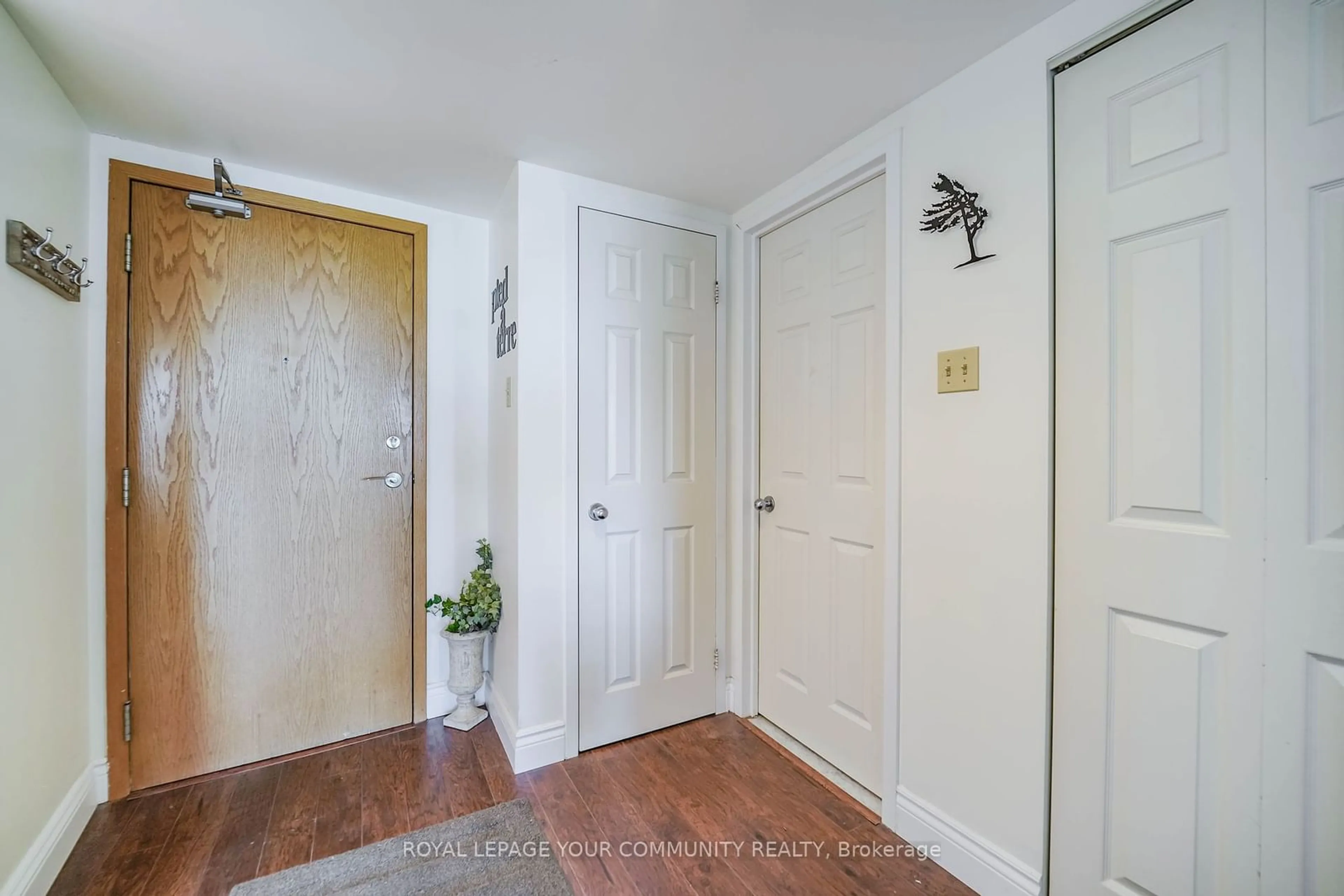 Indoor entryway, wood floors for 77 Harbour Sq #1909, Toronto Ontario M5J 2S2