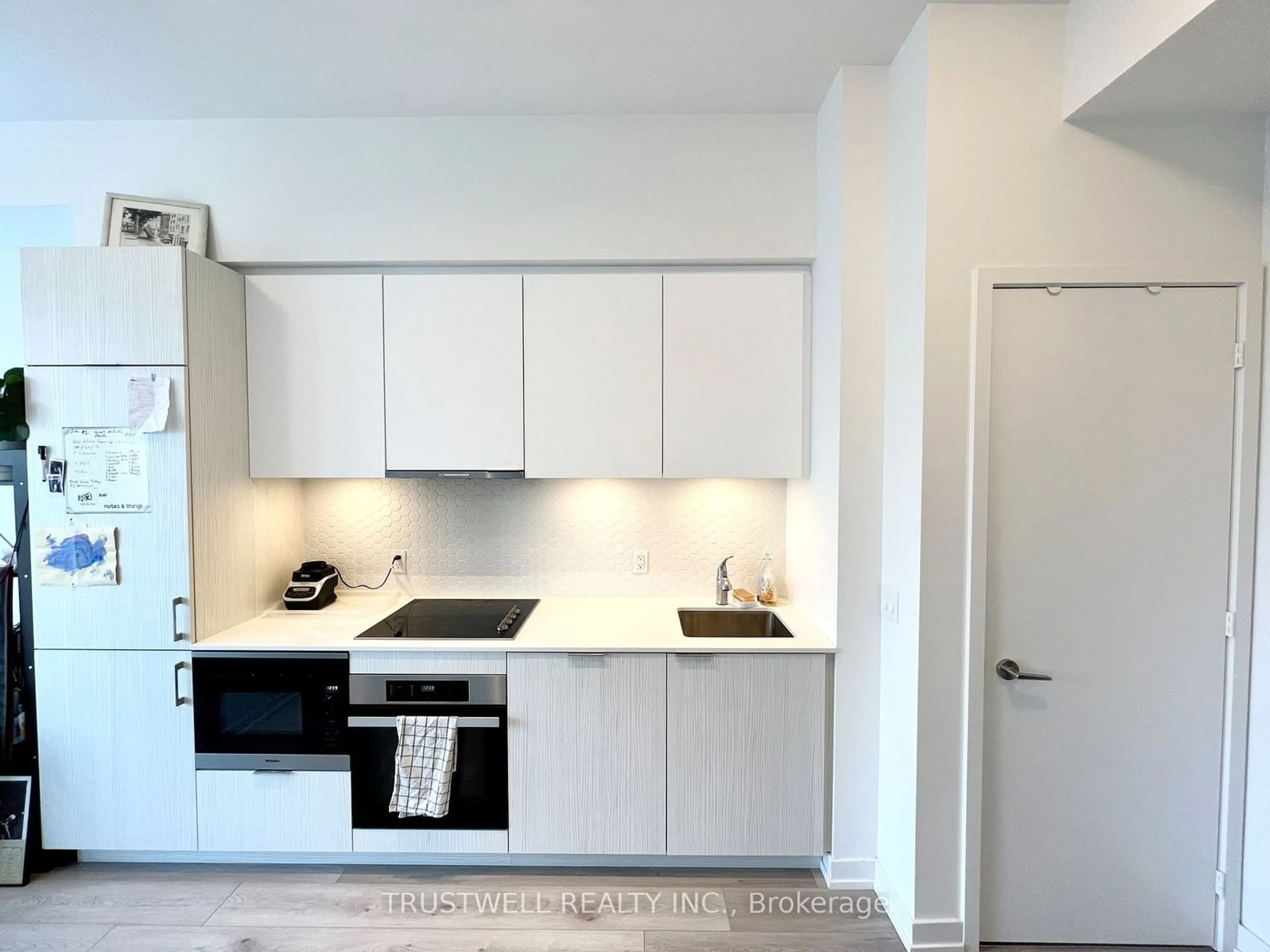 Standard kitchen, wood floors, cottage for 158 Front St #1004, Toronto Ontario M5A 0K9