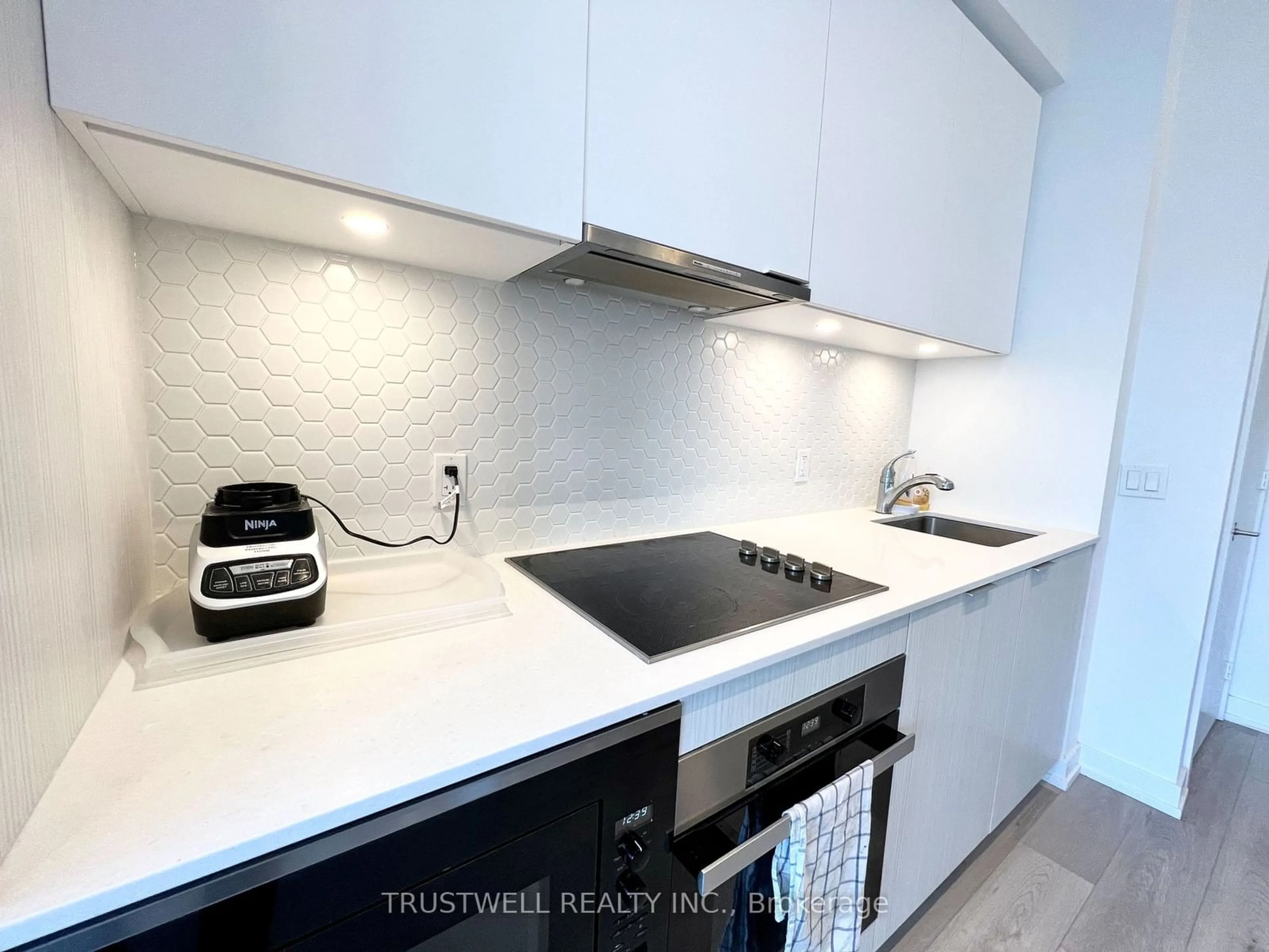 Standard kitchen for 158 Front St #1004, Toronto Ontario M5A 0K9