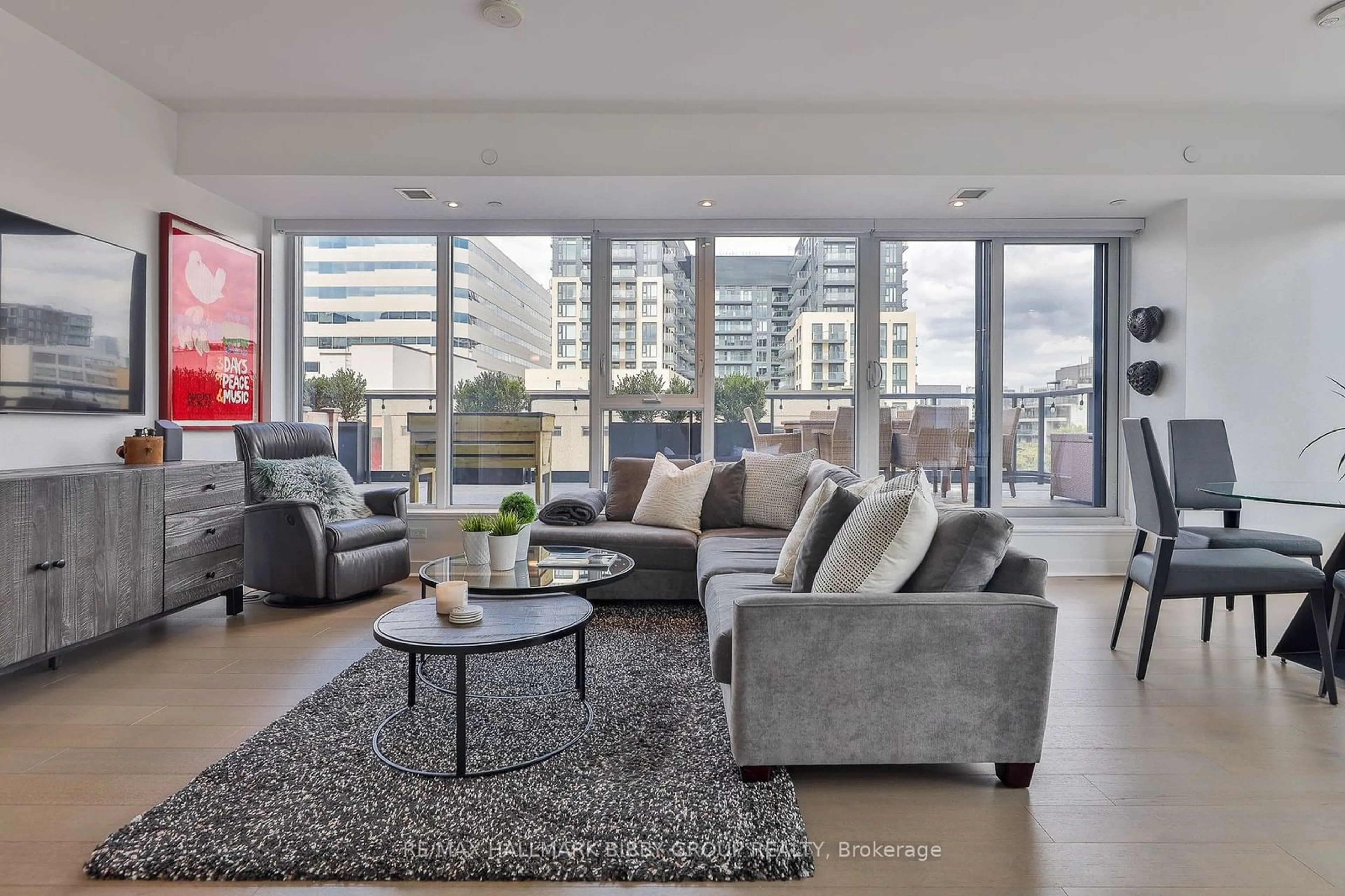 Living room, carpet floors for 501 Adelaide St #611, Toronto Ontario M5V 1T4