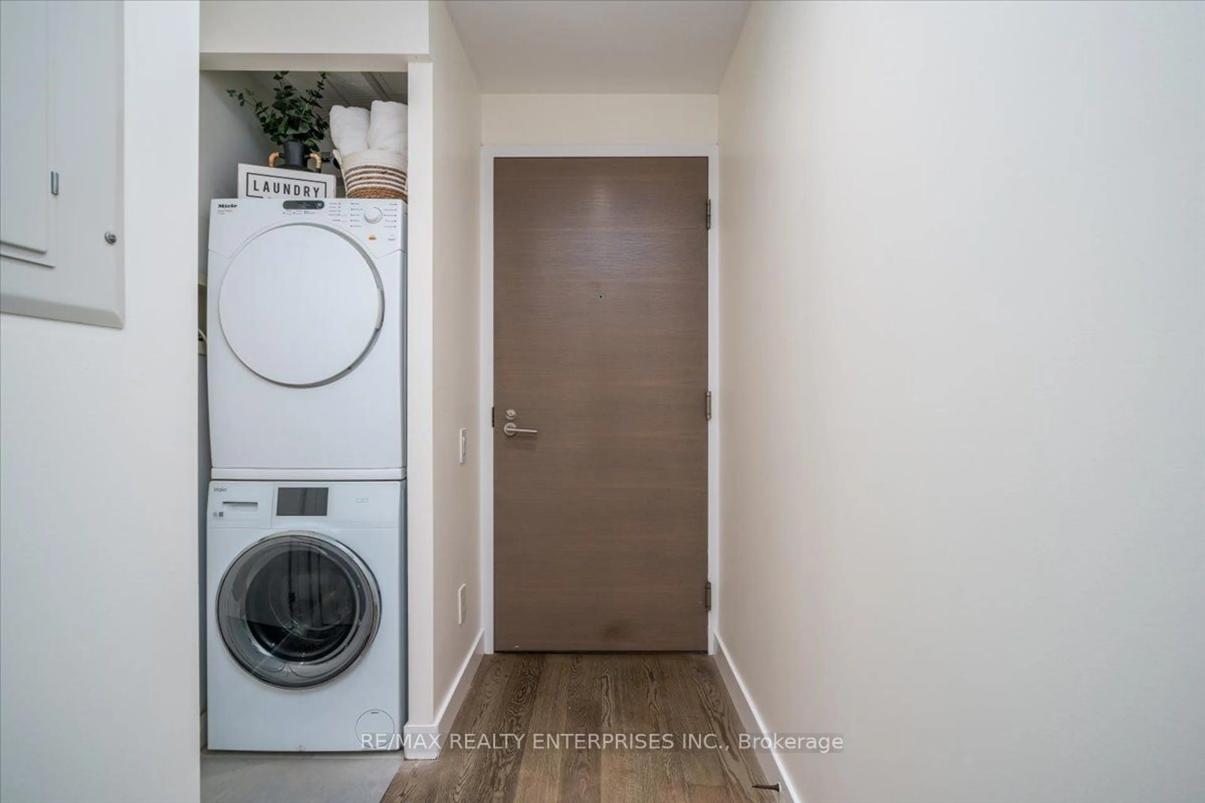 Laundry room for 25 Stafford St #811, Toronto Ontario M5V 0G3