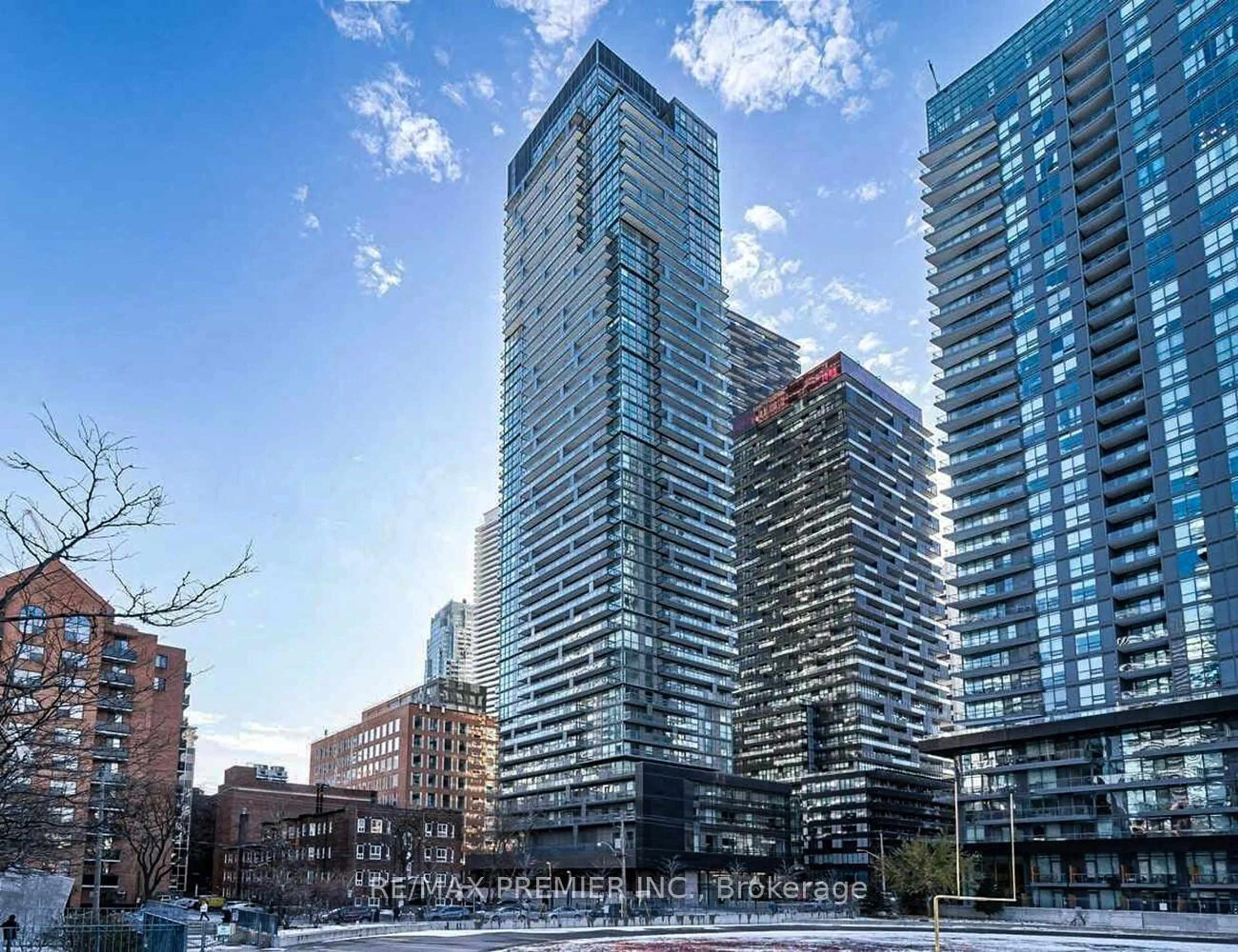 A pic from exterior of the house or condo, the view of city buildings for 39 Roehampton Ave #3010, Toronto Ontario M4P 1P9