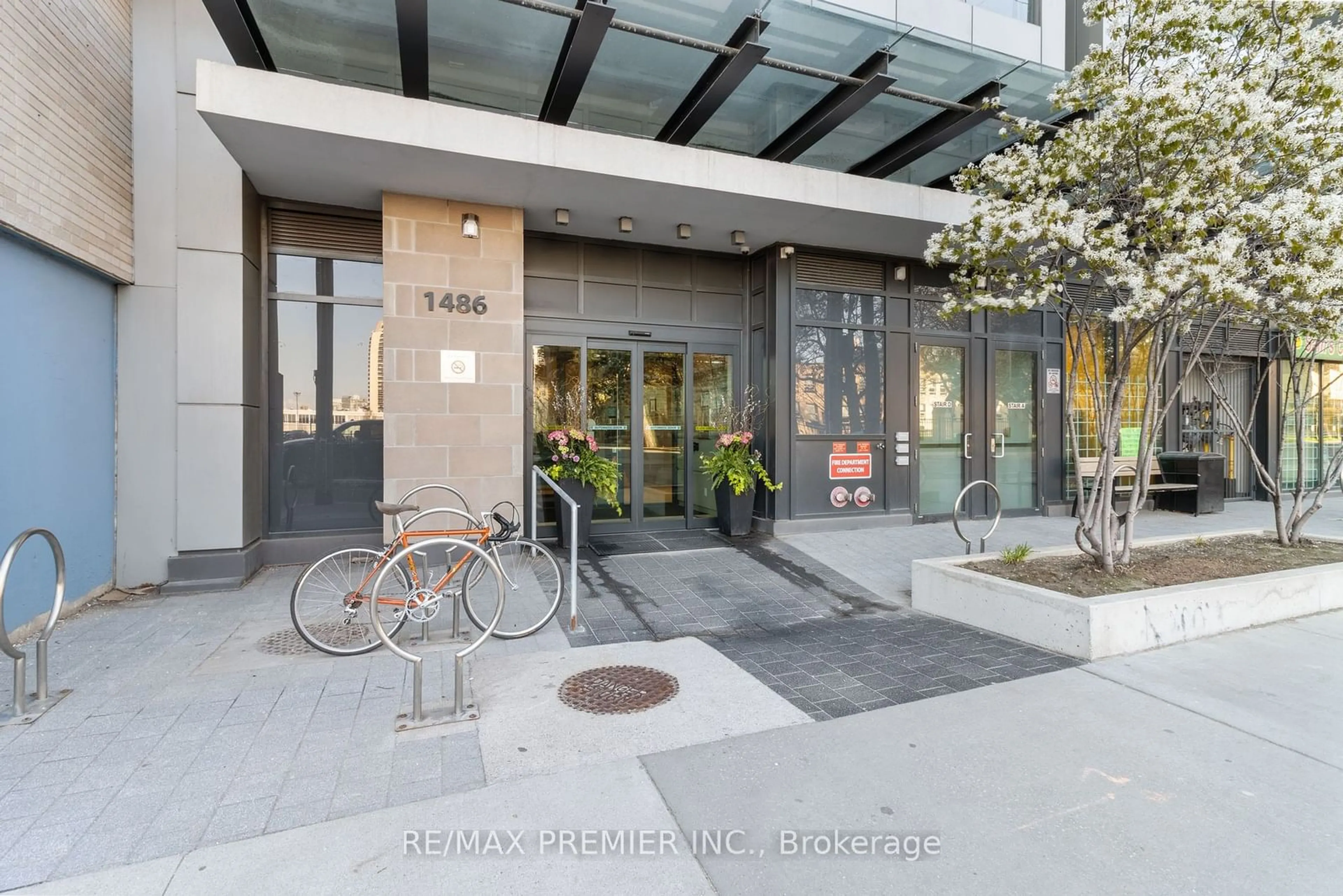 Indoor lobby, cement floor for 1486 Bathurst St #404, Toronto Ontario M5P 3G9