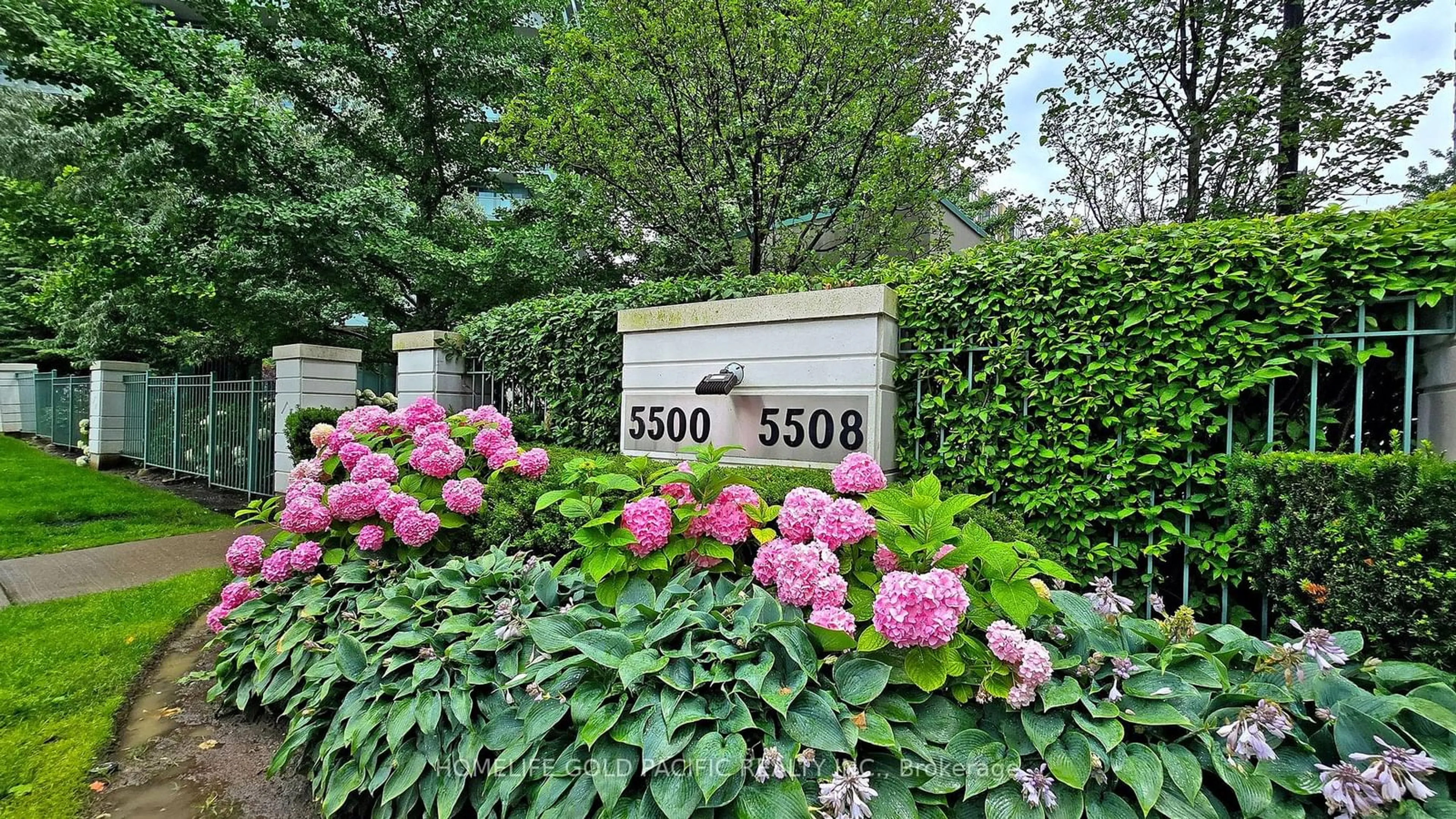 A pic from exterior of the house or condo, the fenced backyard for 5500 Yonge St #1907, Toronto Ontario M2N 7L1