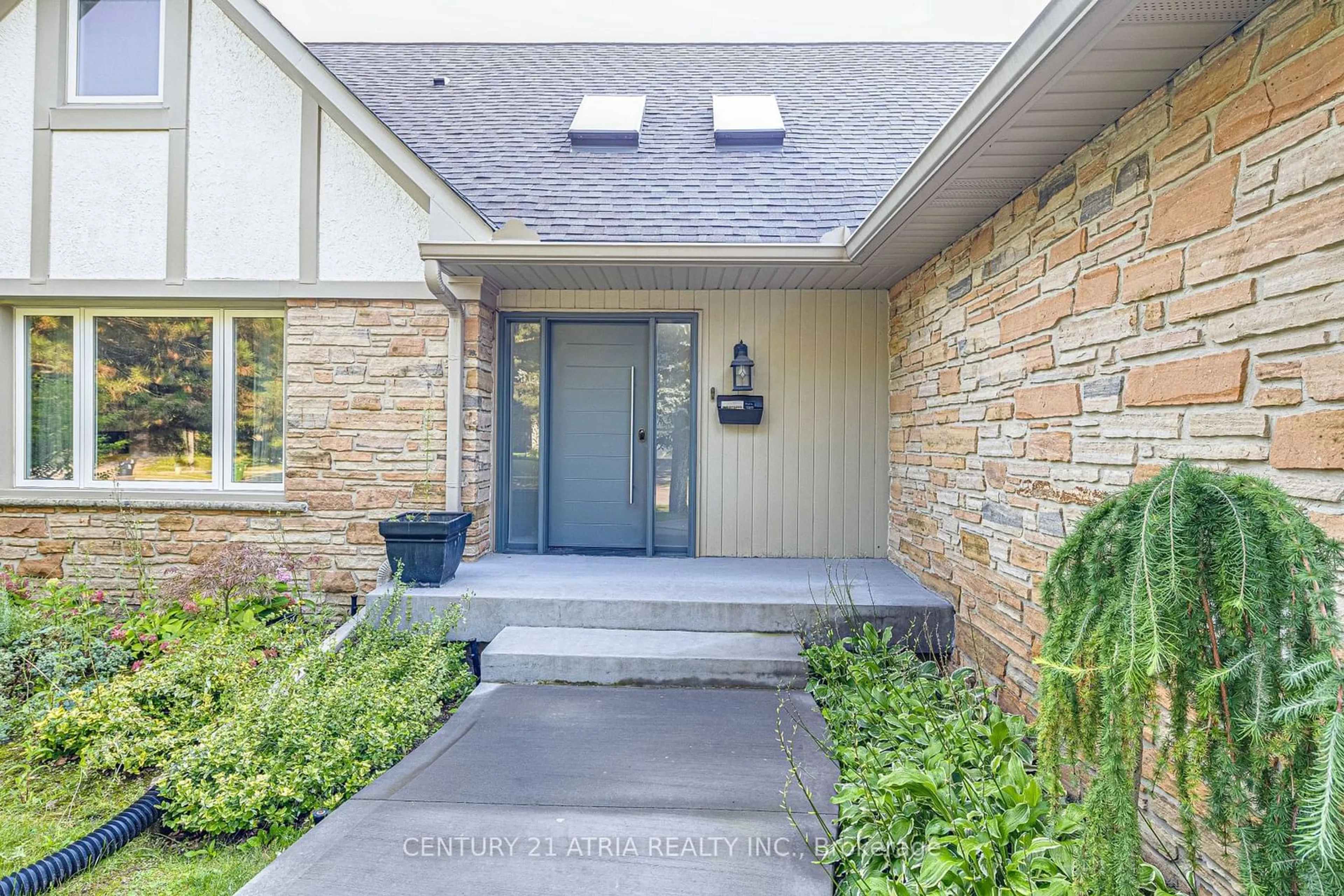 Indoor entryway, cement floor for 56 Magpie Cres, Toronto Ontario M2L 2E5