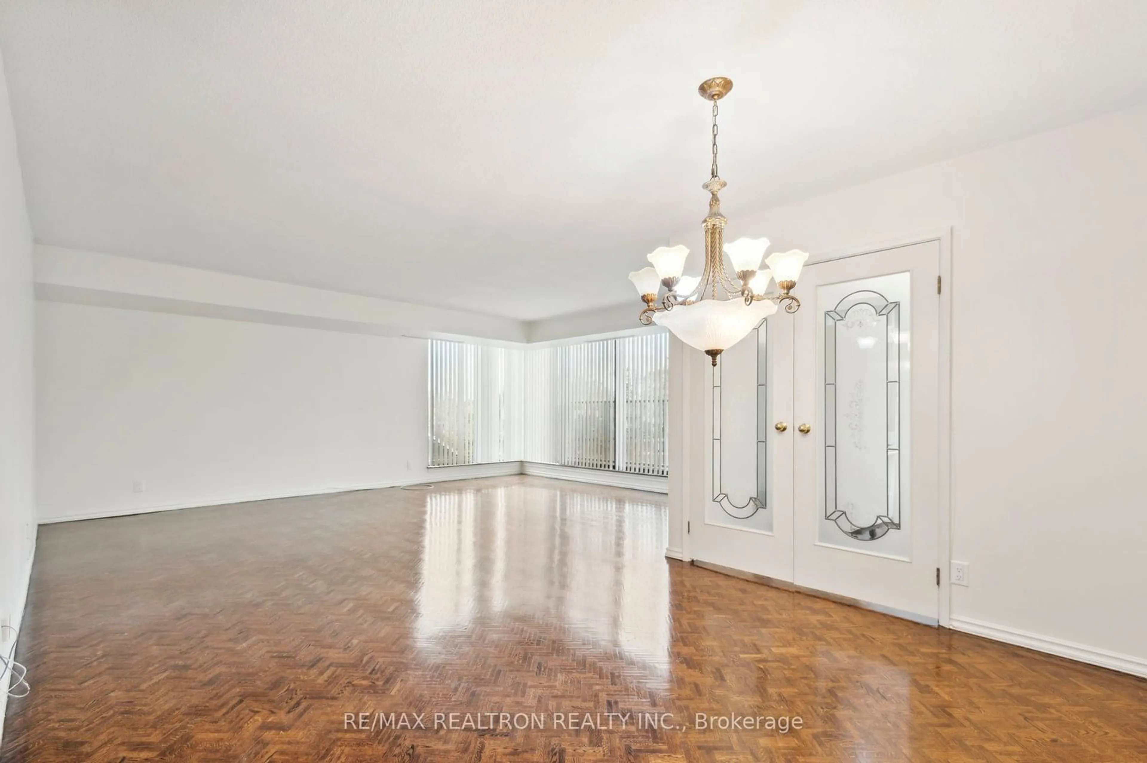 Indoor foyer, wood floors for 449 Walmer Rd #401, Toronto Ontario M5P 2X9