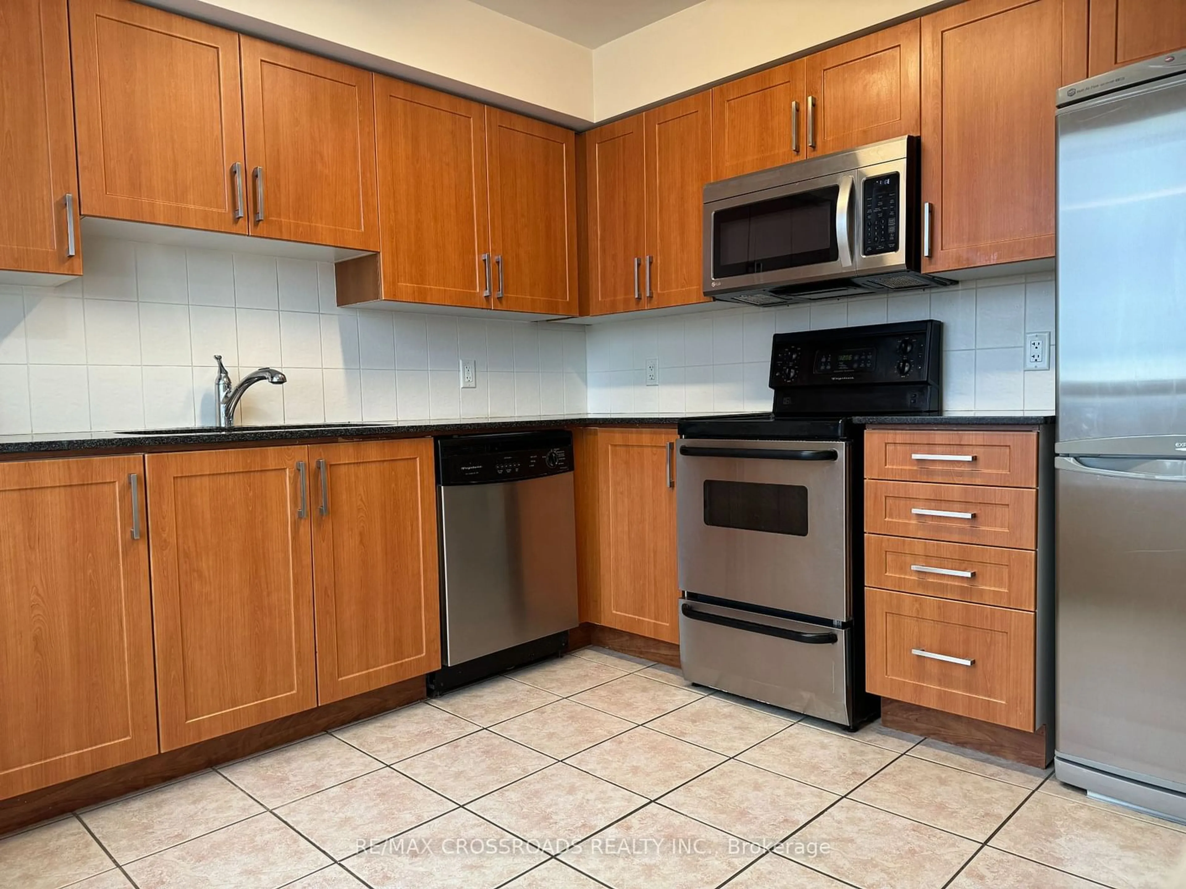 Standard kitchen for 1103 Leslie St #802, Toronto Ontario M3C 4G8