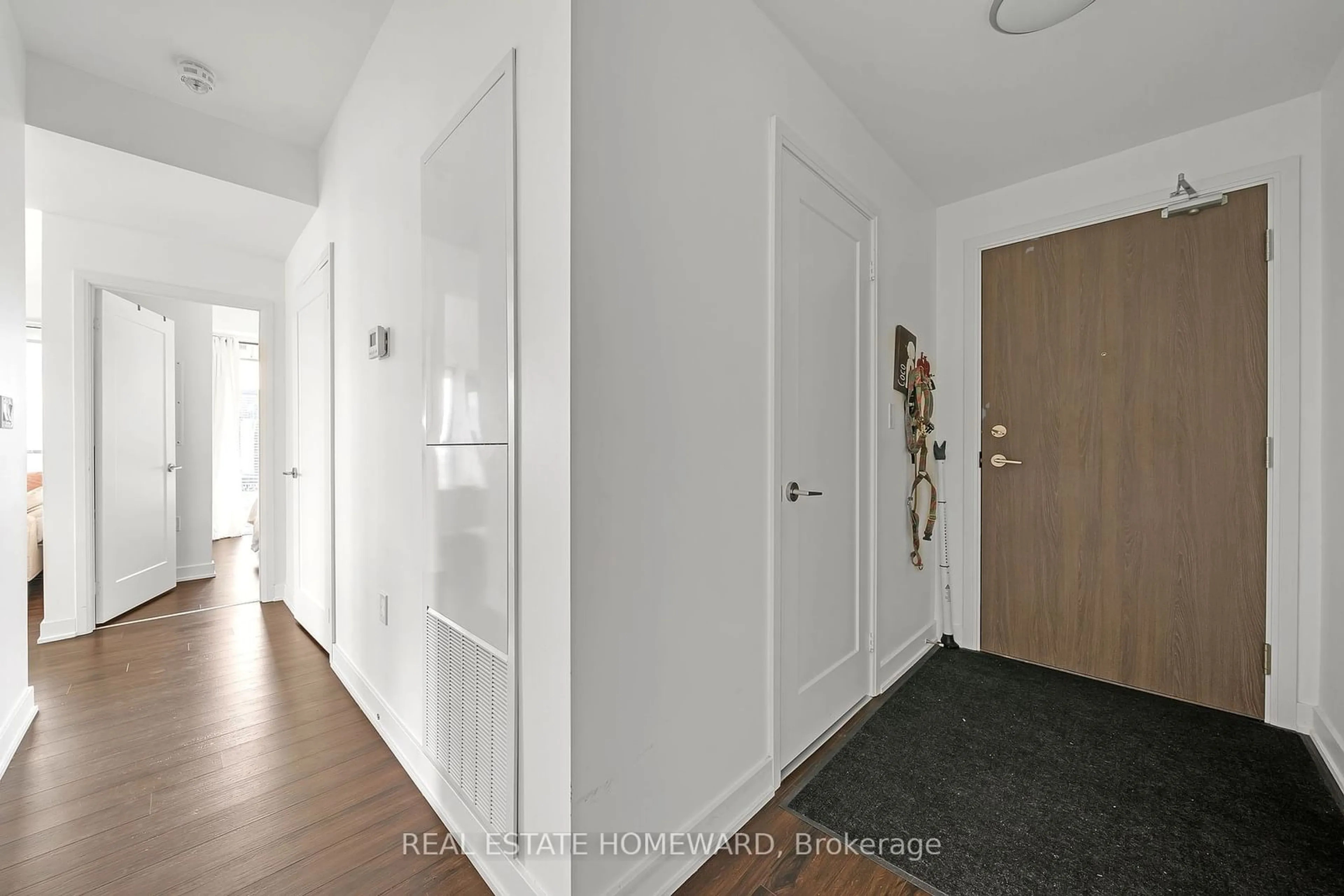 Indoor entryway, wood floors for 27 Bathurst St #1704W, Toronto Ontario M5V 2P1