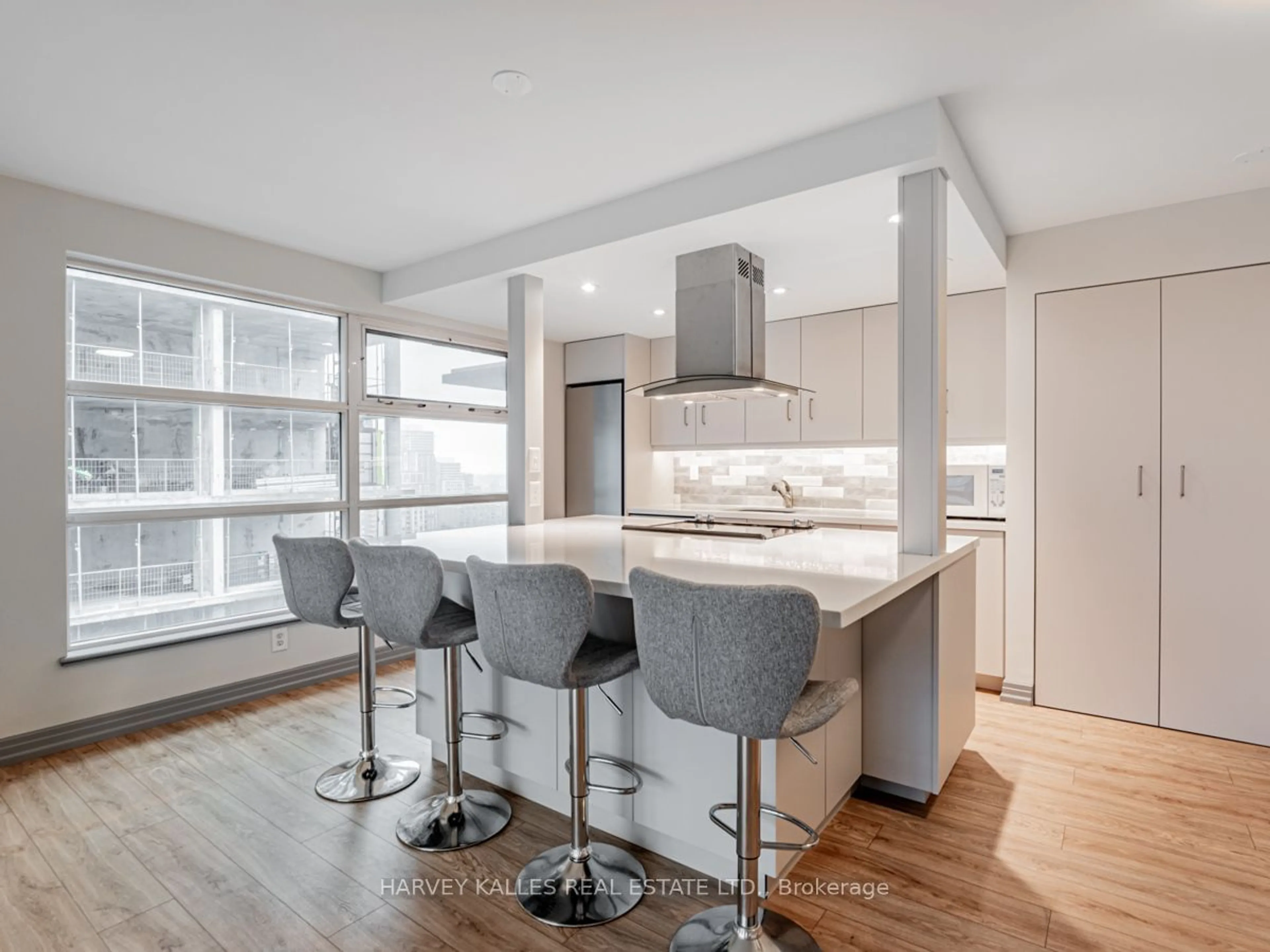 Open concept kitchen for 50 Lombard St #2101, Toronto Ontario M5C 2X4