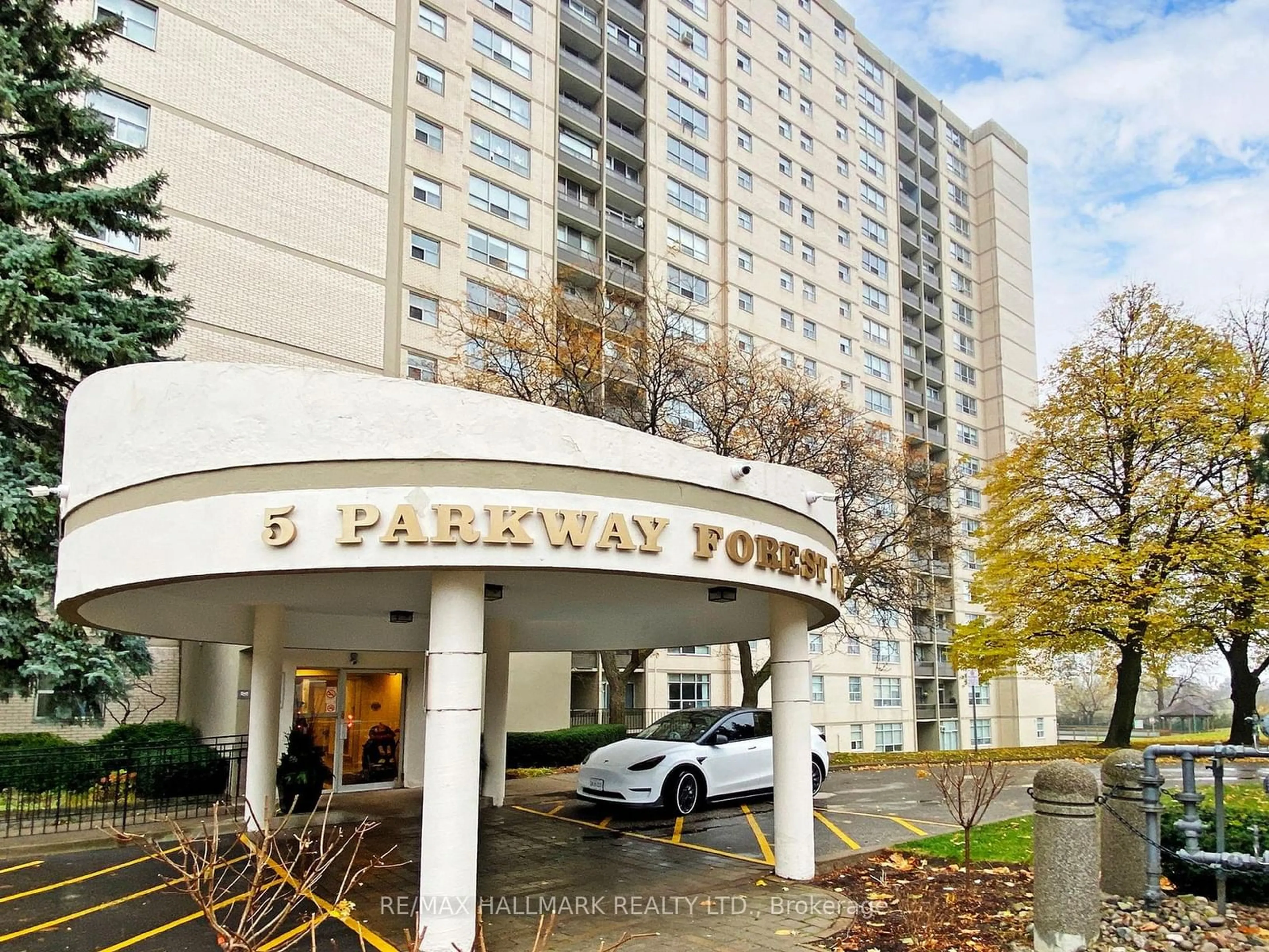 A pic from exterior of the house or condo, the front or back of building for 5 Parkway Forest Dr #1510, Toronto Ontario M2J 1L2