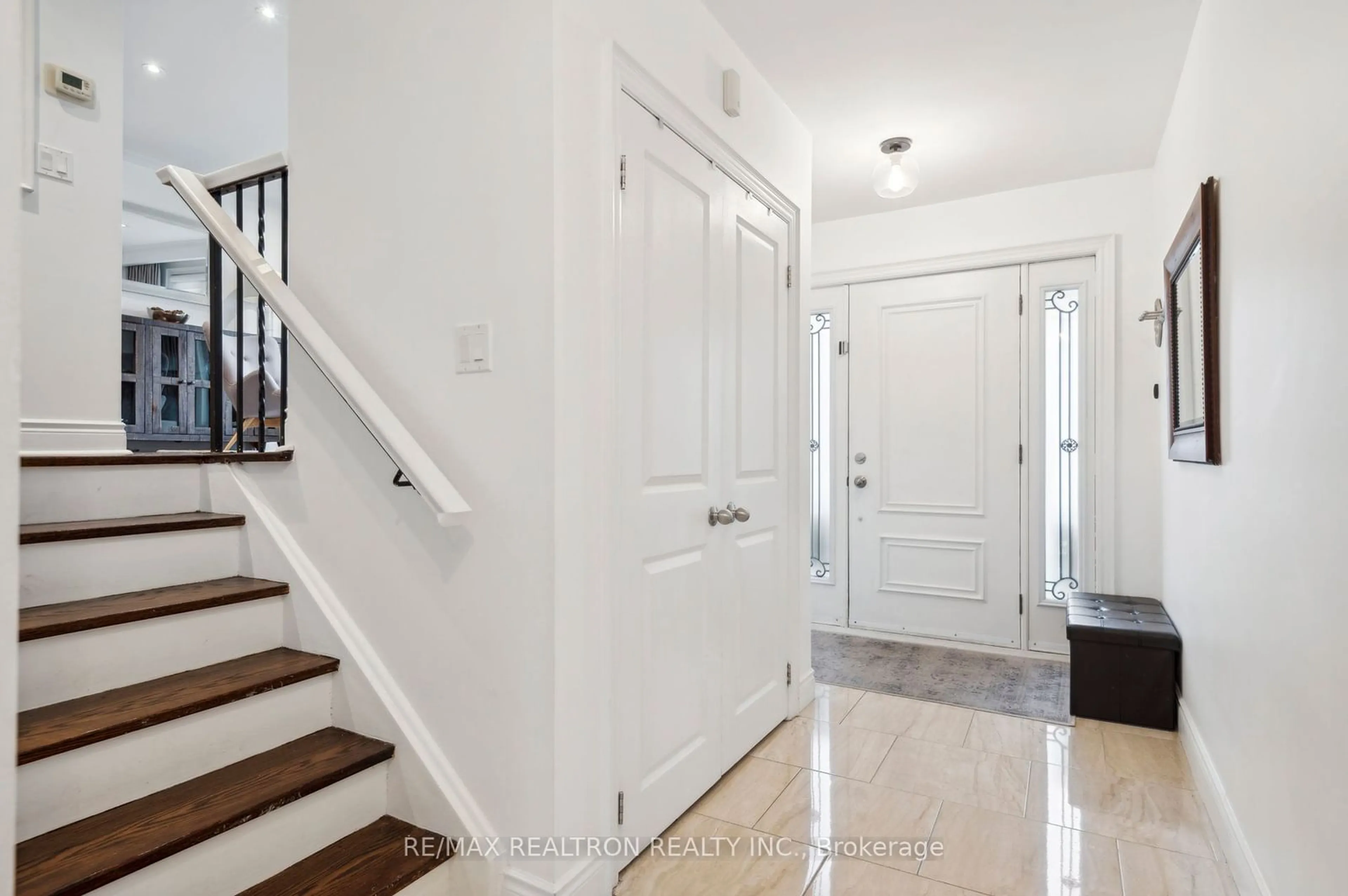 Indoor entryway, wood floors for 2 Norcross Rd, Toronto Ontario M3H 2R4