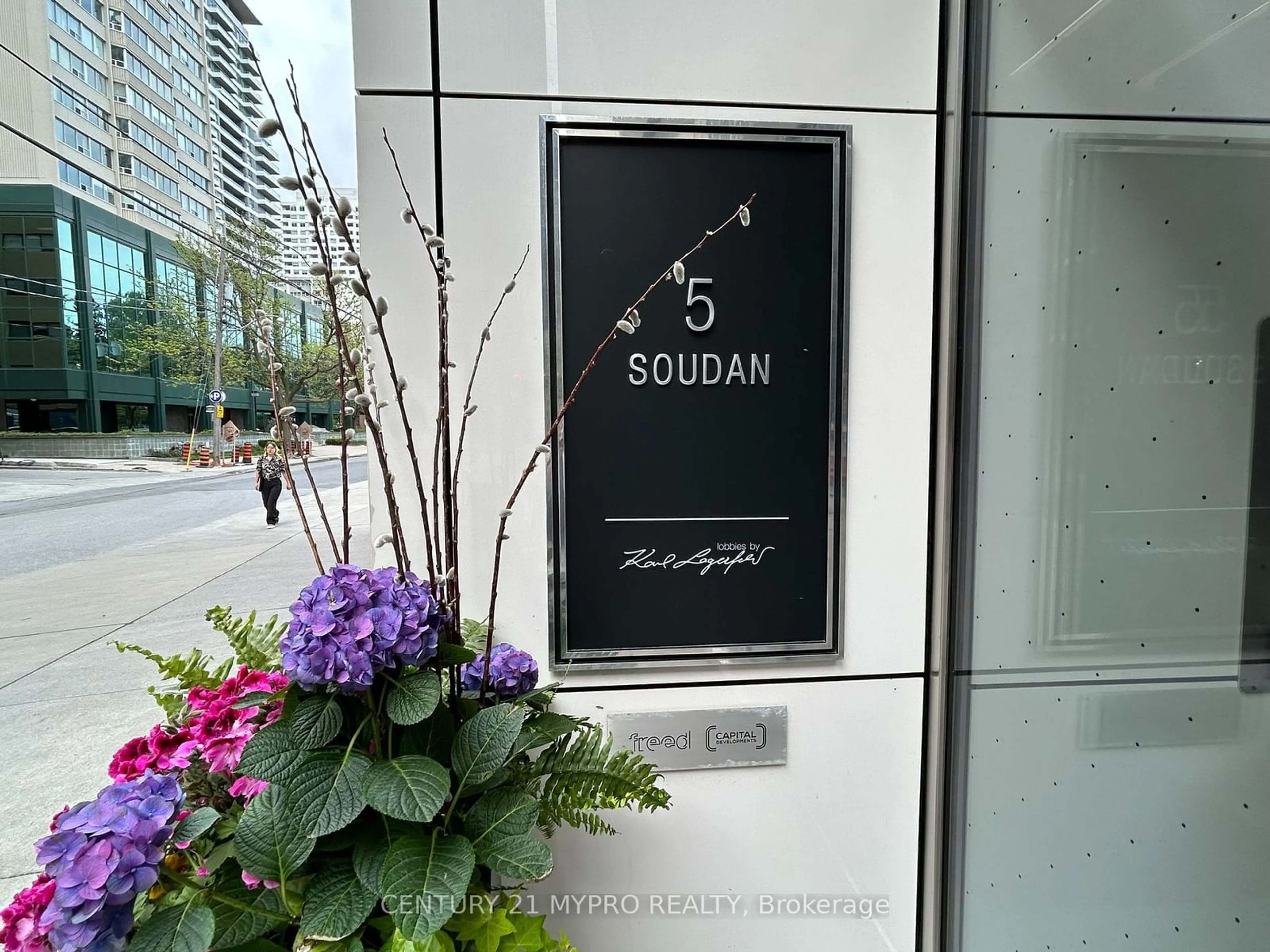 Indoor foyer for 5 Soudan Ave #1808, Toronto Ontario M4S 0B1