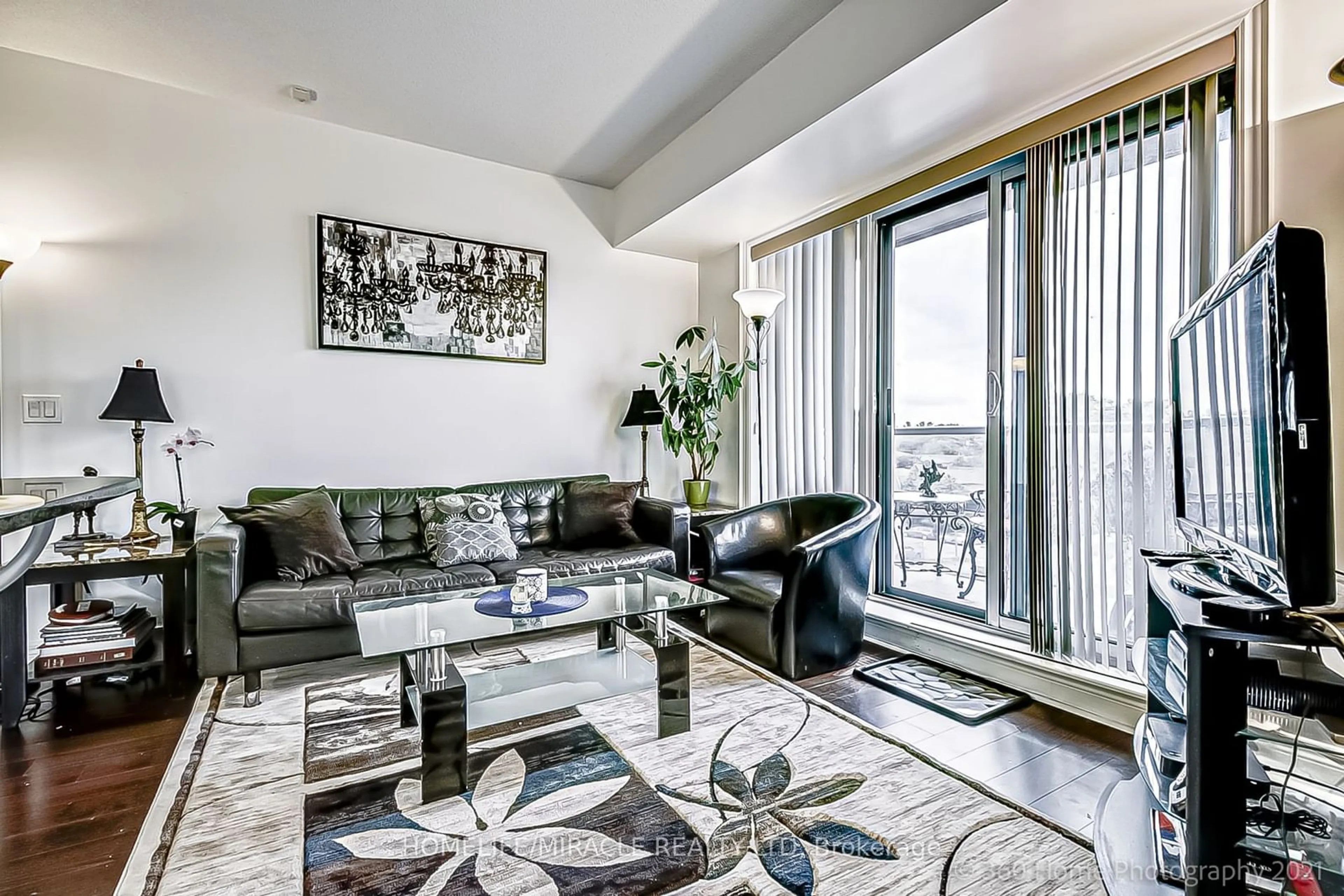 Living room, carpet floors for 701 Sheppard Ave #406, Toronto Ontario M3H 0B2