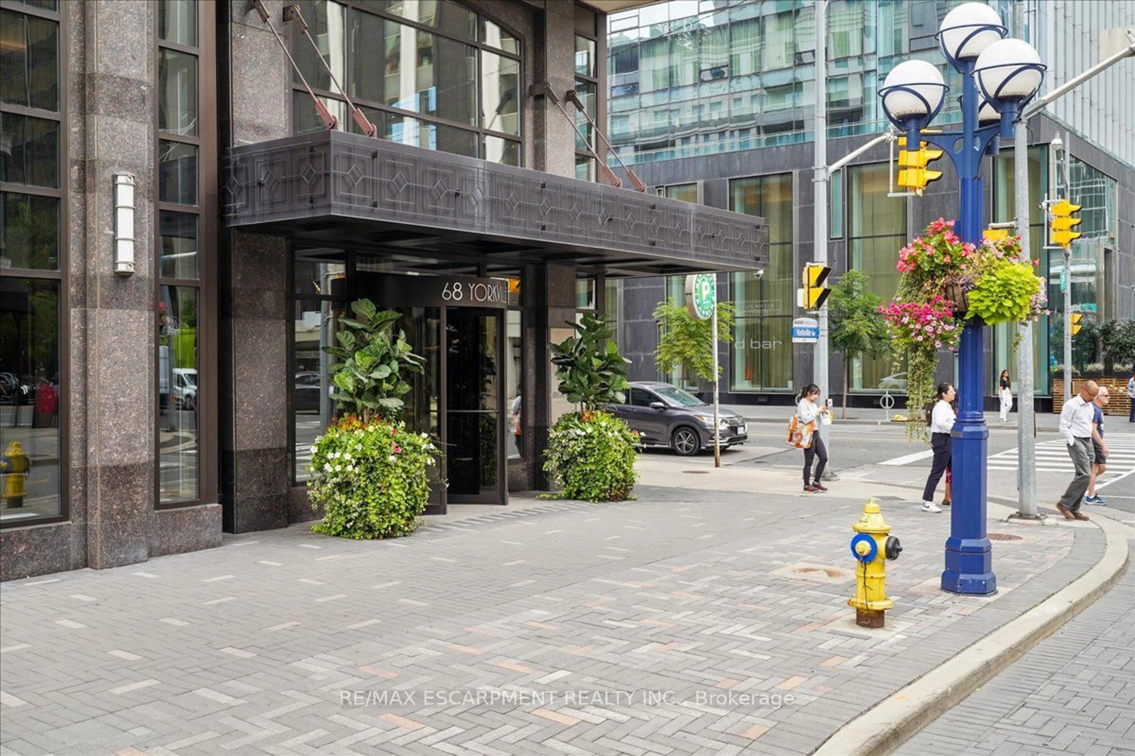 Indoor lobby for 68 Yorkville Ave #304, Toronto Ontario M5R 3V7