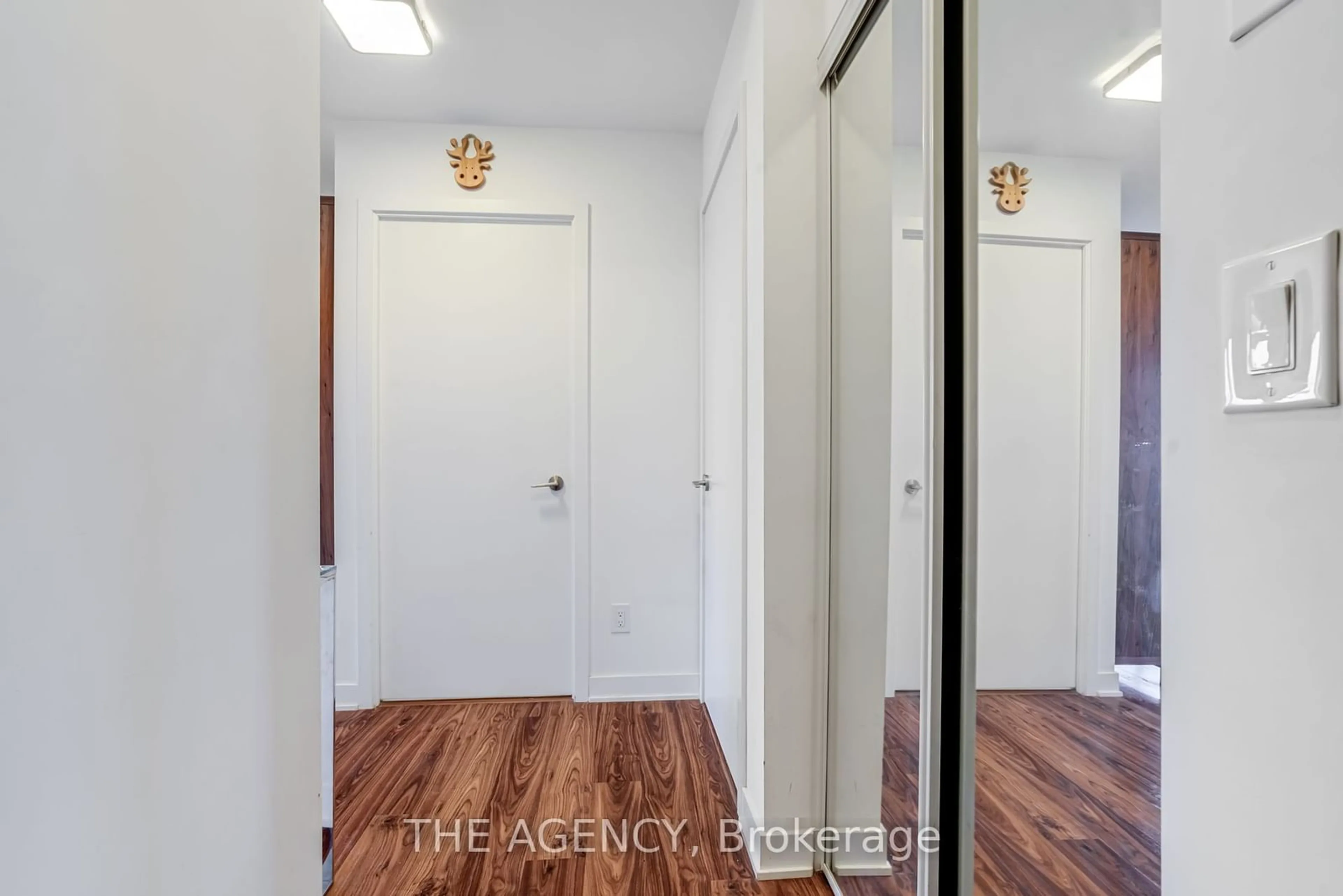 Indoor entryway, wood floors for 260 Sackville St #1105, Toronto Ontario M5A 0B3