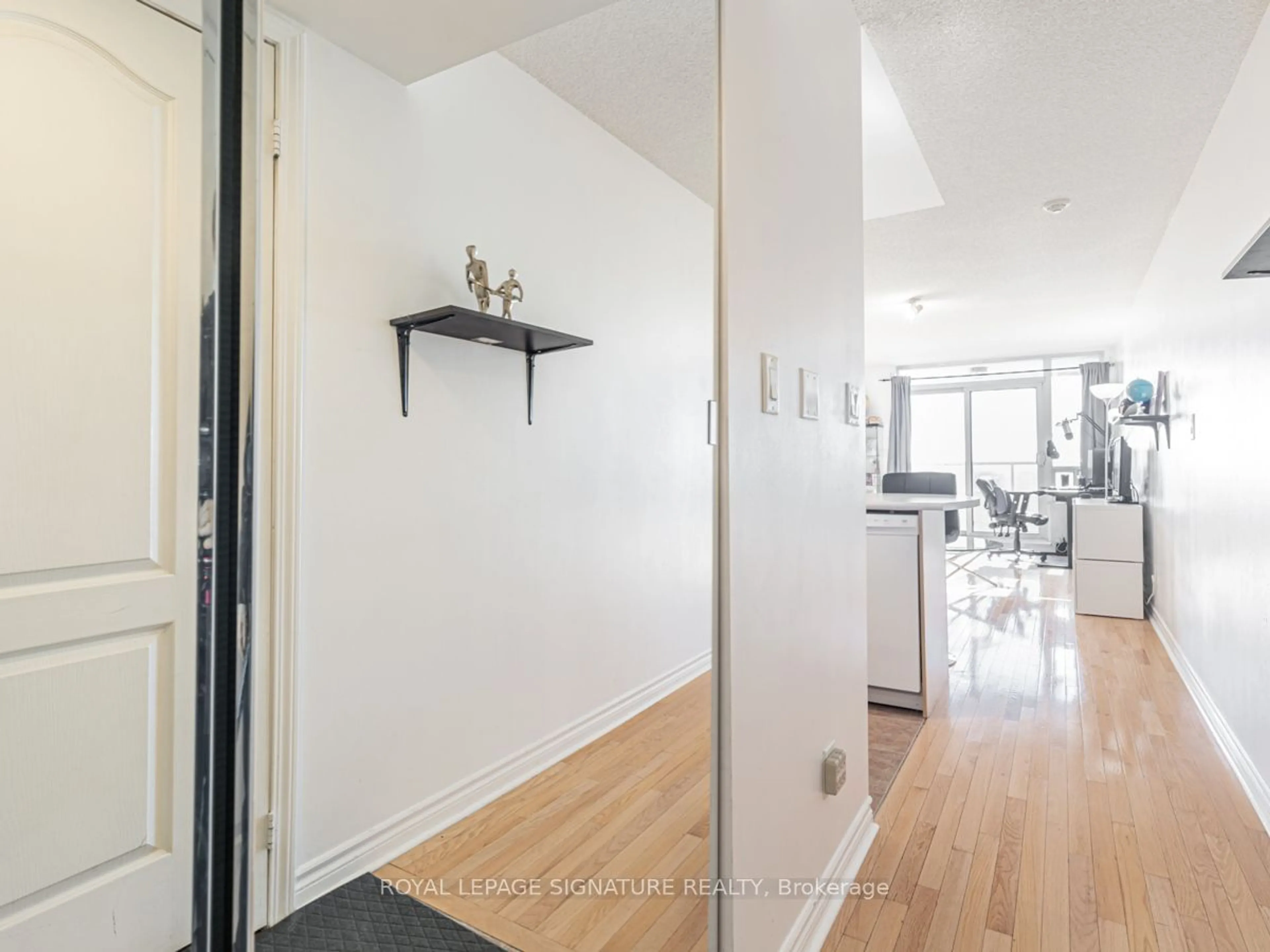 Indoor entryway, wood floors for 1 Rean Dr #909, Toronto Ontario M2K 3C1