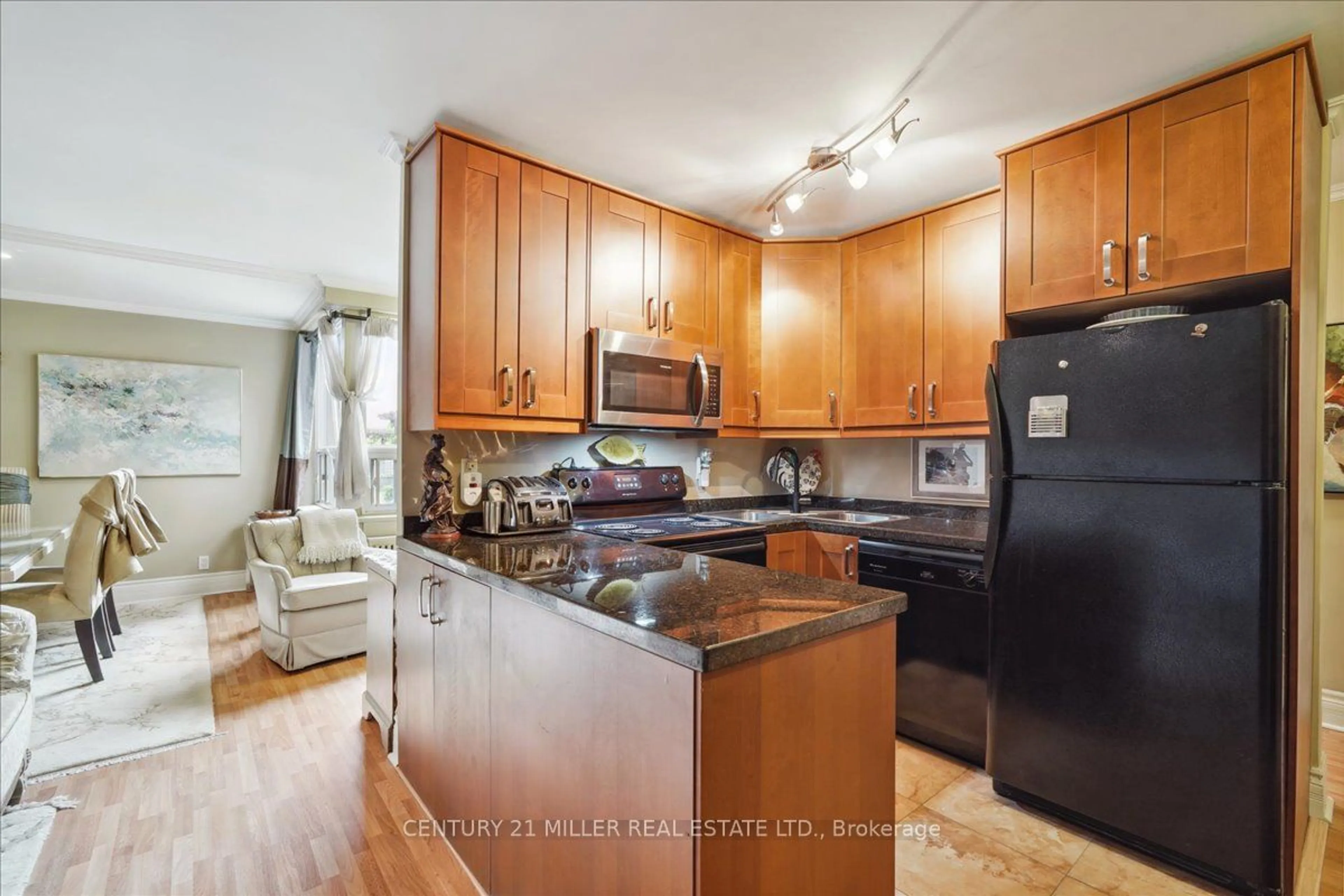 Standard kitchen, wood floors, cottage for 2550 Bathurst St #103, Toronto Ontario M6B 2Z2