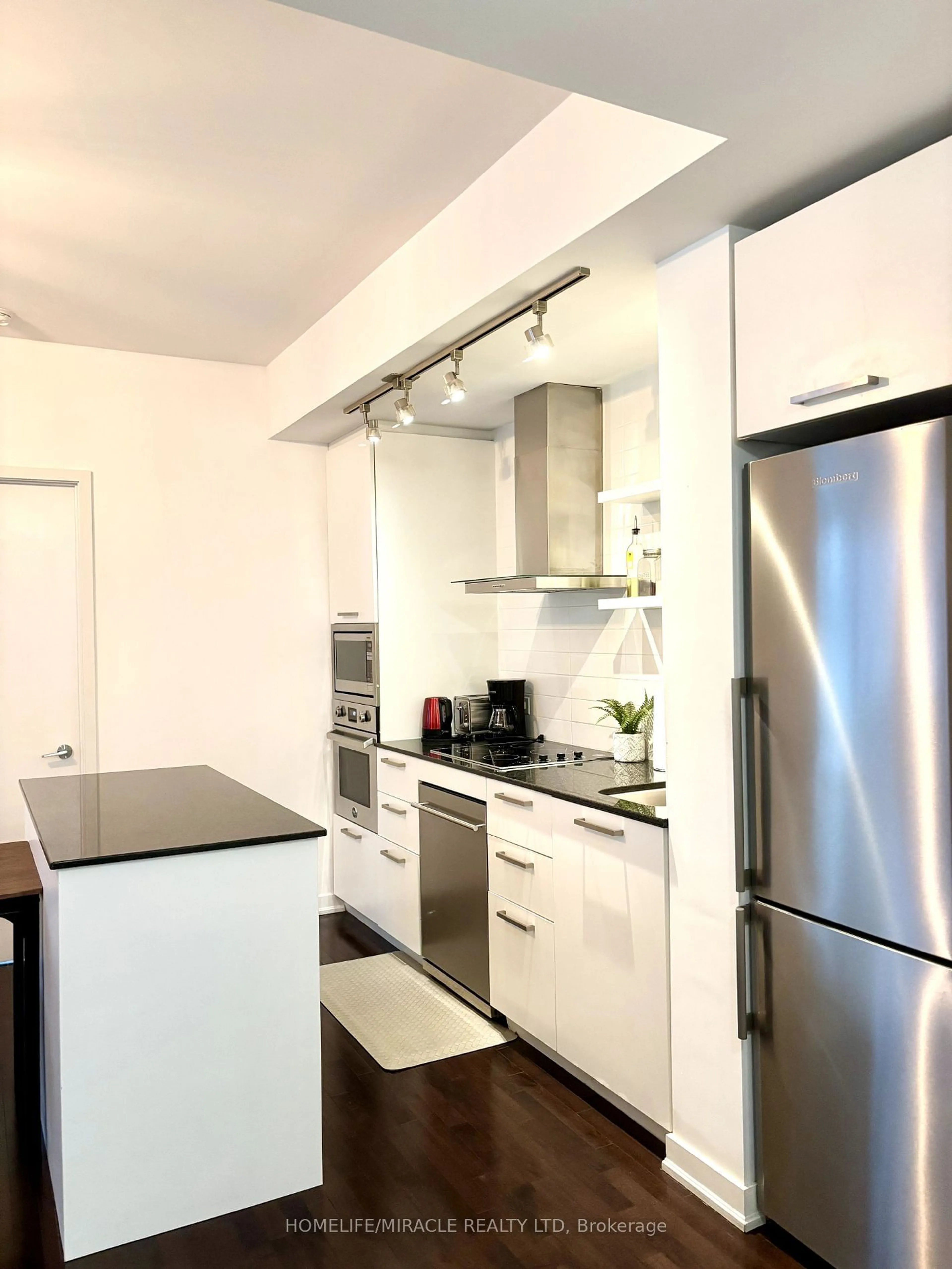 Kitchen for 14 YORK St #1902, Toronto Ontario M5J 0B1