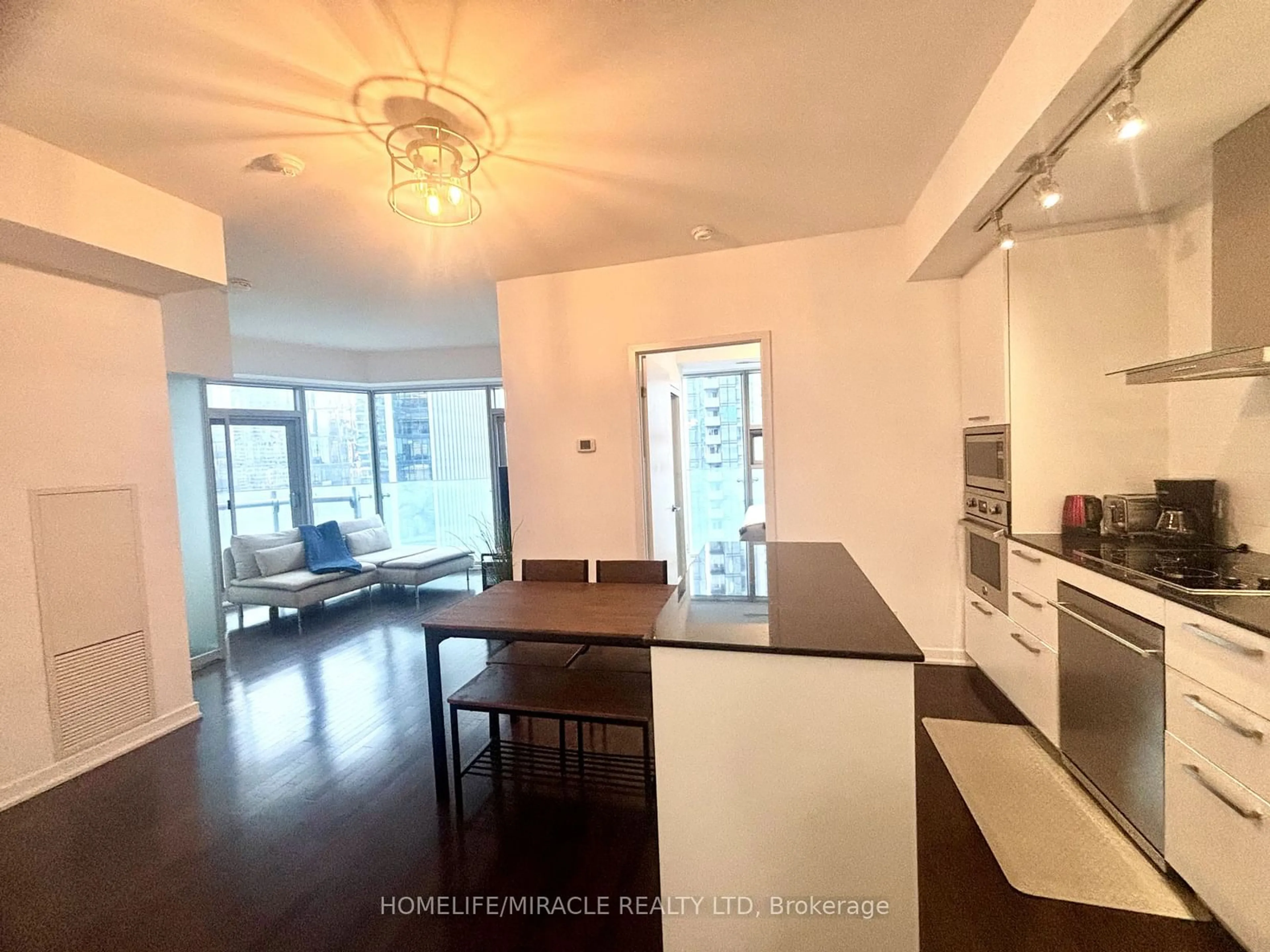 Open concept kitchen for 14 YORK St #1902, Toronto Ontario M5J 0B1