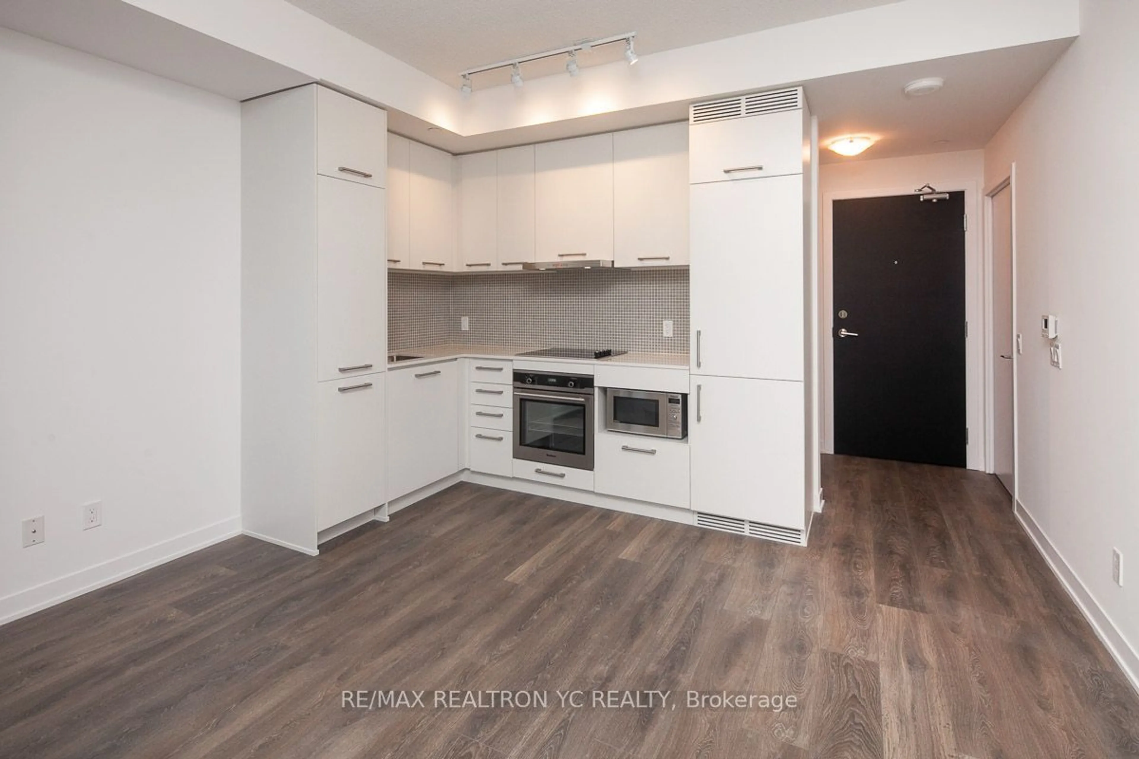 Kitchen, wood floors for 87 Peter St #4108, Toronto Ontario M5V 0P1