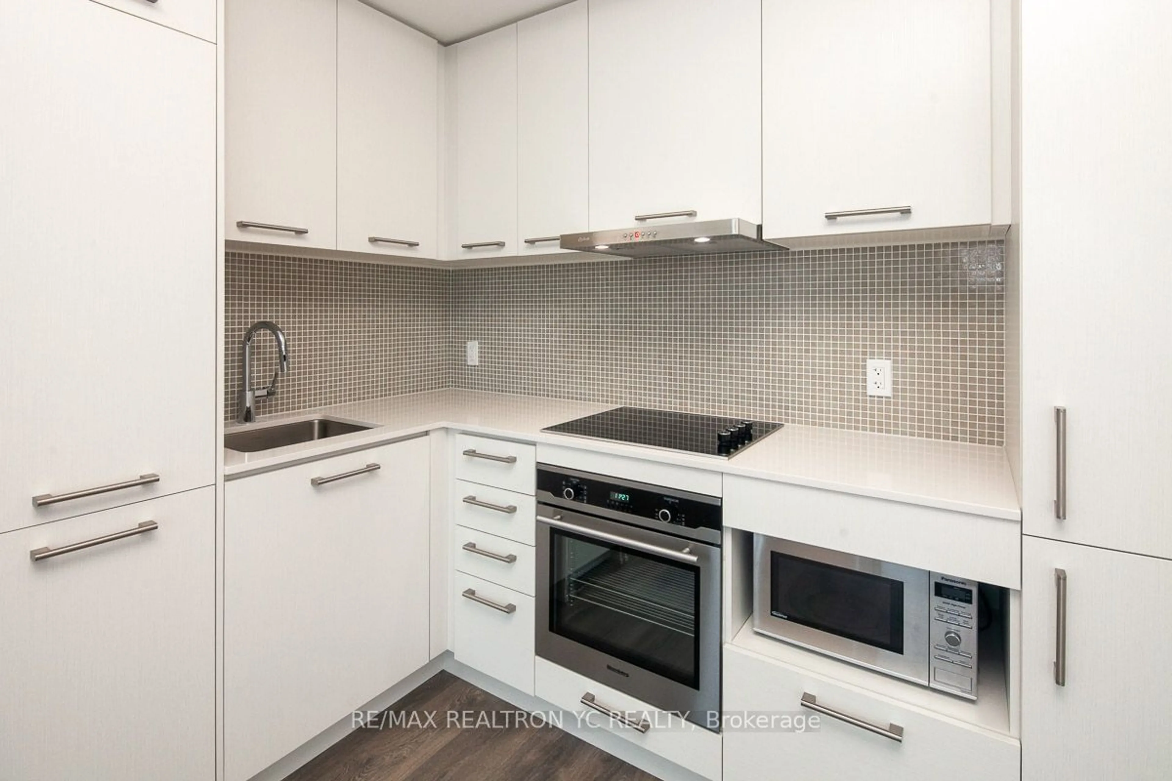 Standard kitchen for 87 Peter St #4108, Toronto Ontario M5V 0P1