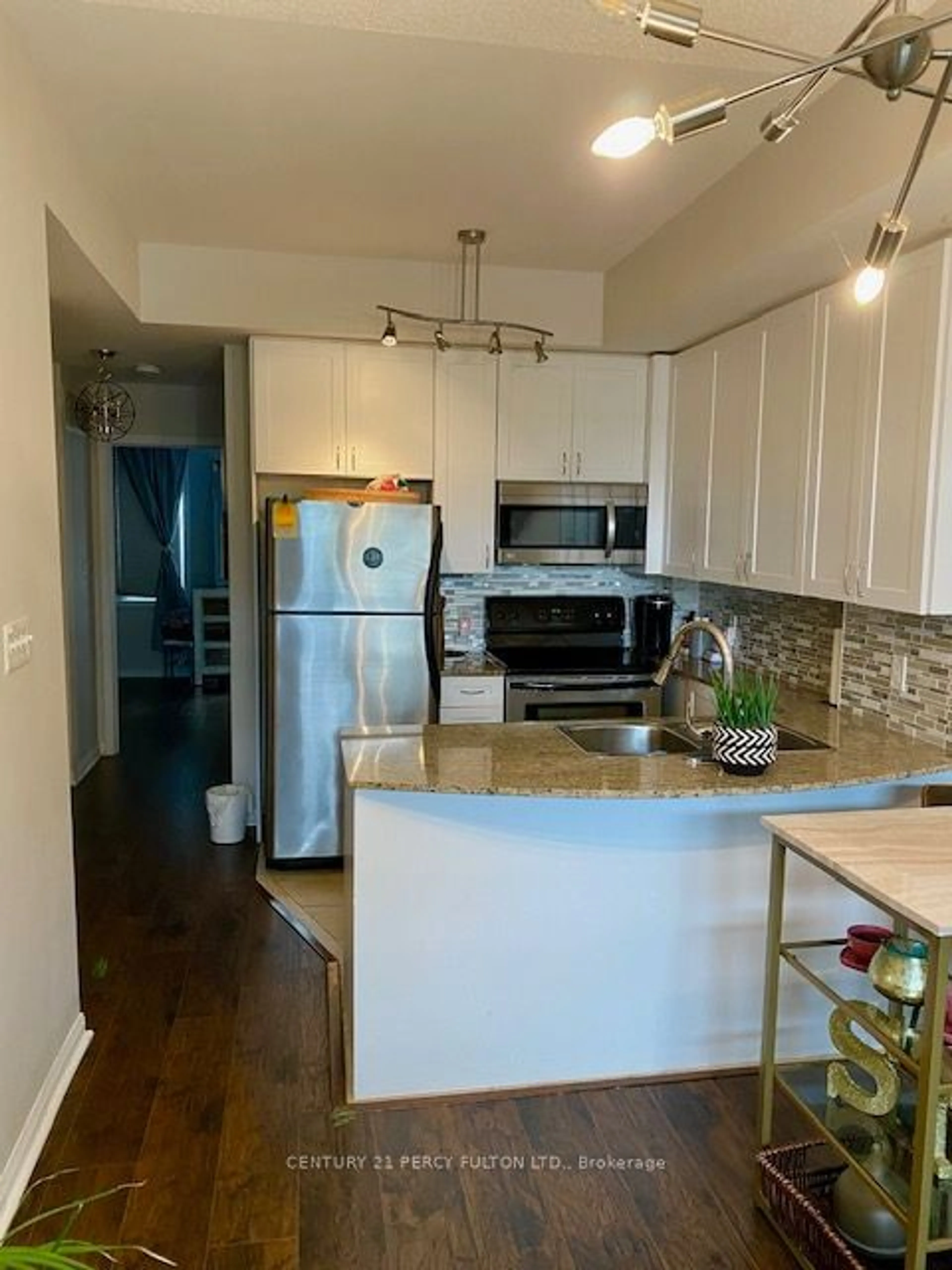 Open concept kitchen for 80 Carr St #Th8, Toronto Ontario M5T 1B7