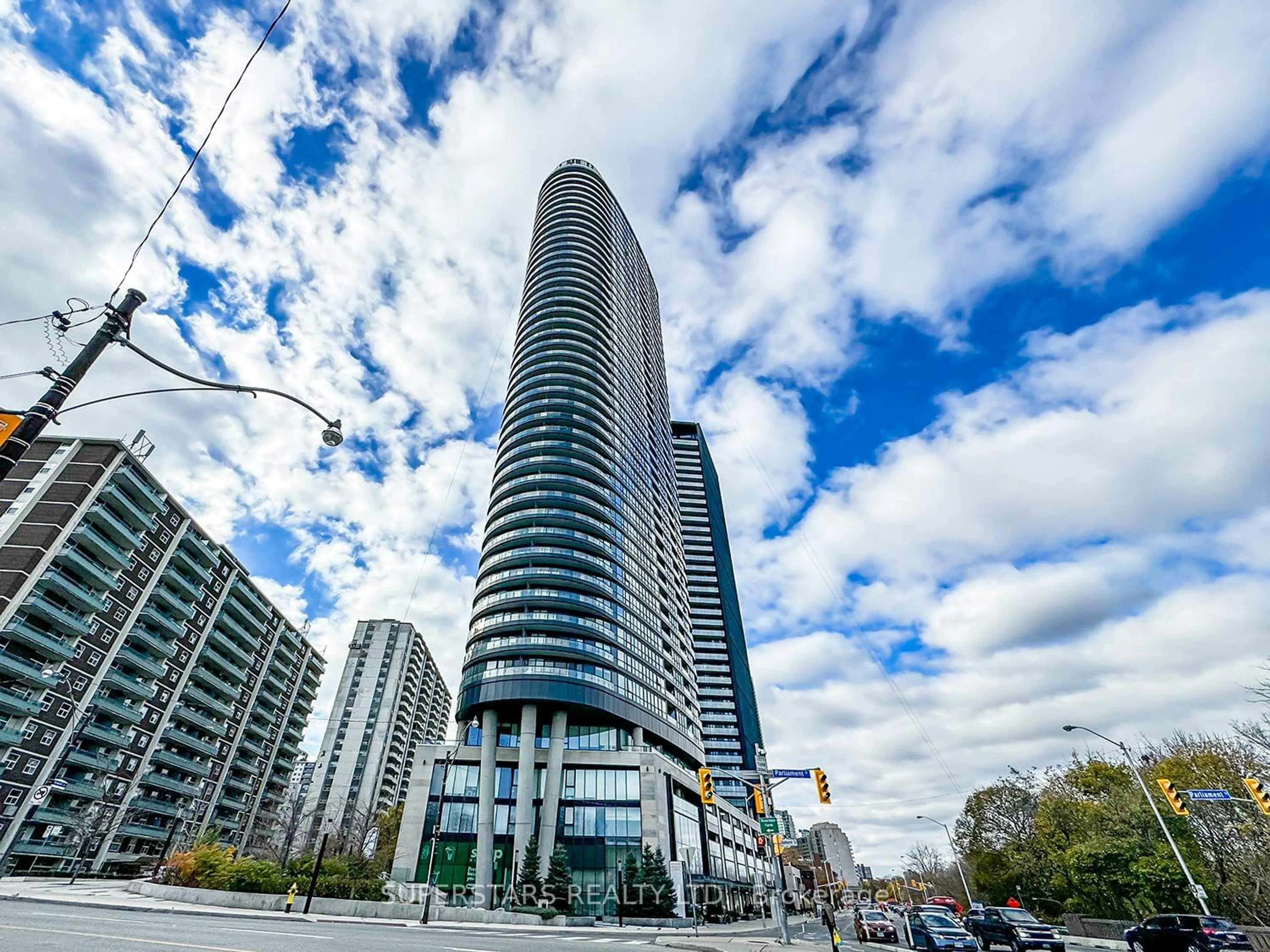 A pic from exterior of the house or condo, the view of city buildings for 585 Bloor St #1320, Toronto Ontario M4W 0B3