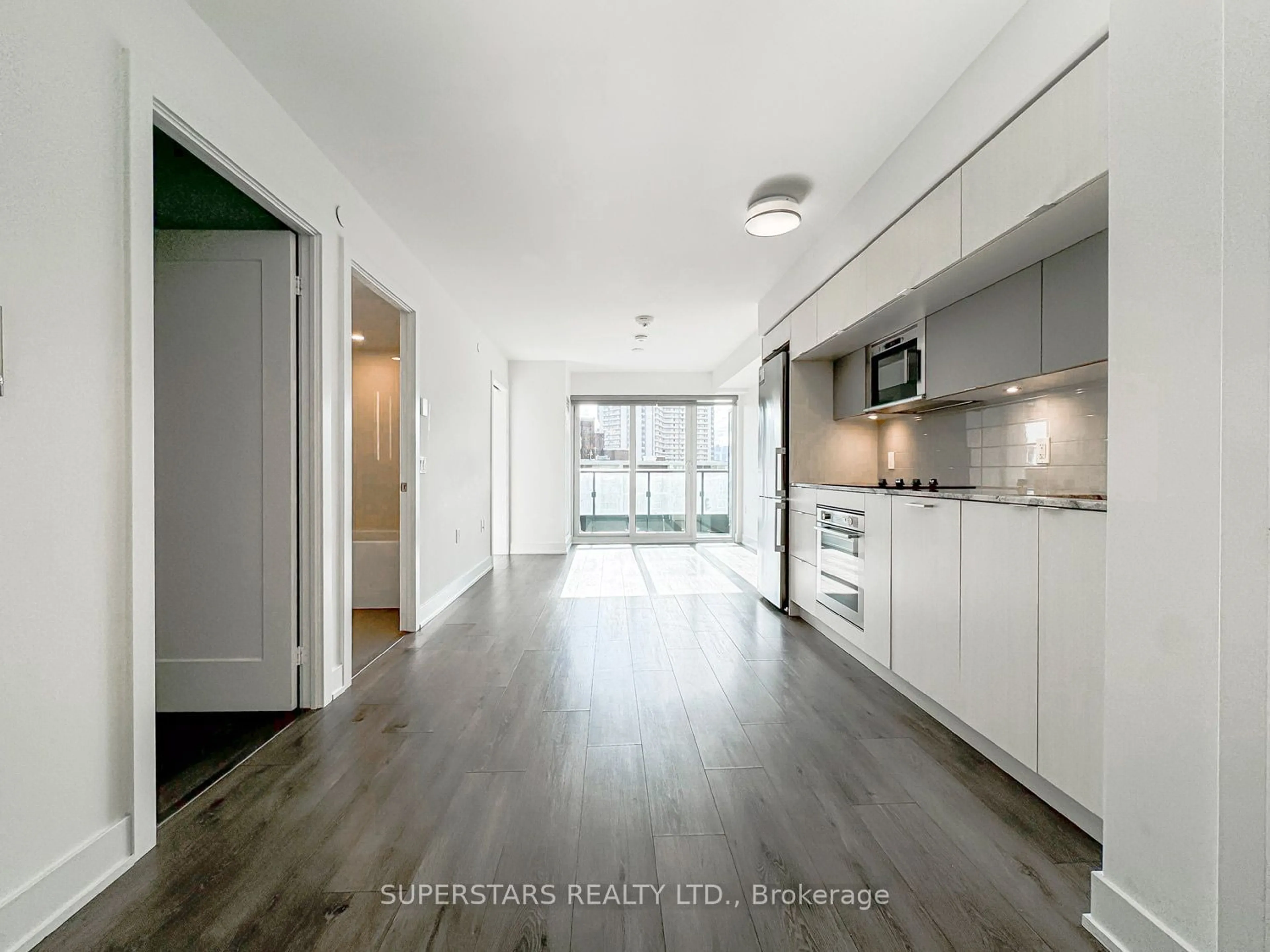 Open concept kitchen for 585 Bloor St #1320, Toronto Ontario M4W 0B3